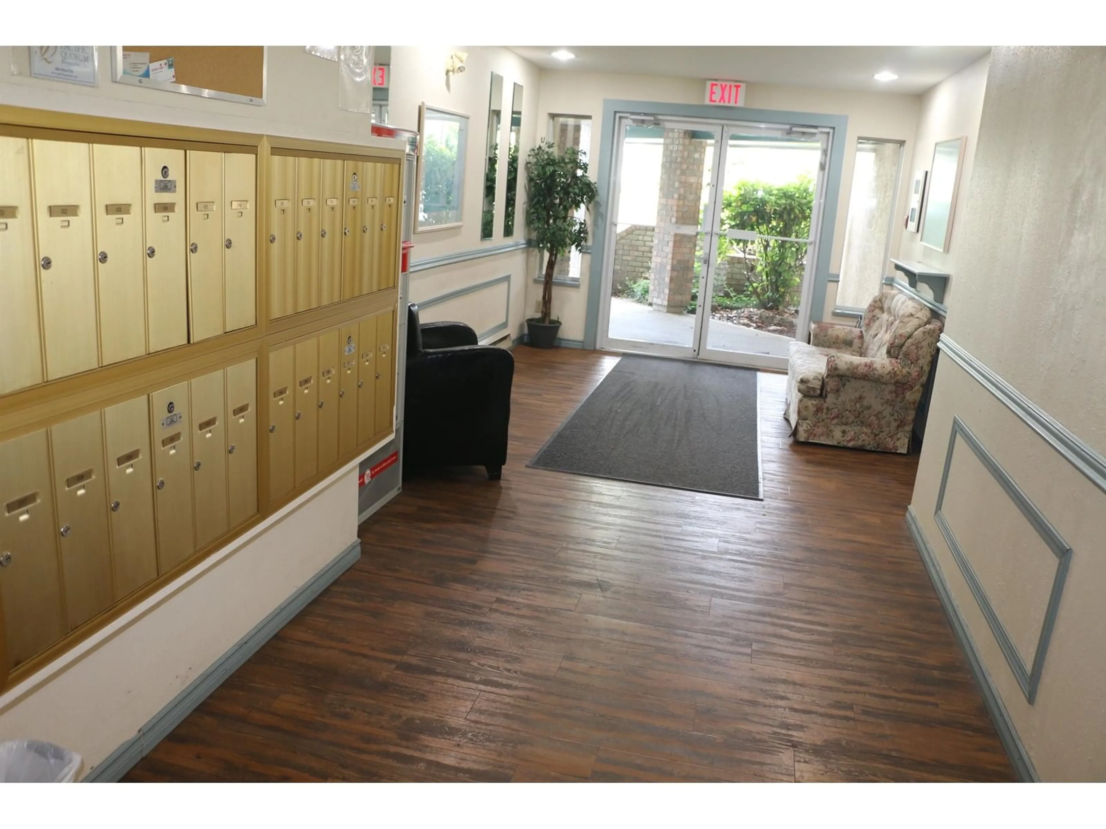 Indoor foyer for 102 - 2567 VICTORIA, Abbotsford British Columbia V2T2T4