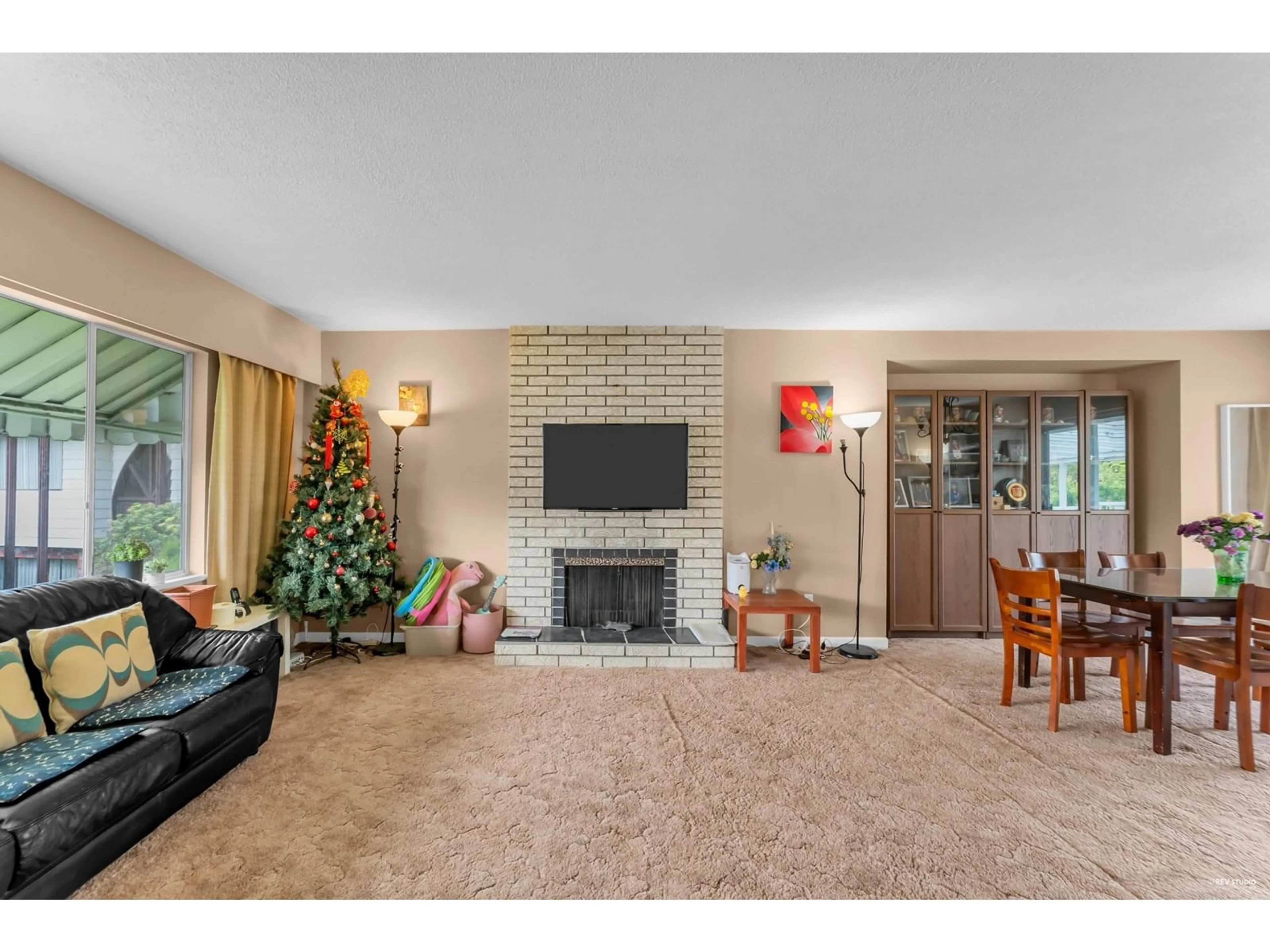 Living room with furniture, unknown for 8475 HALL, Delta British Columbia V4C6A1
