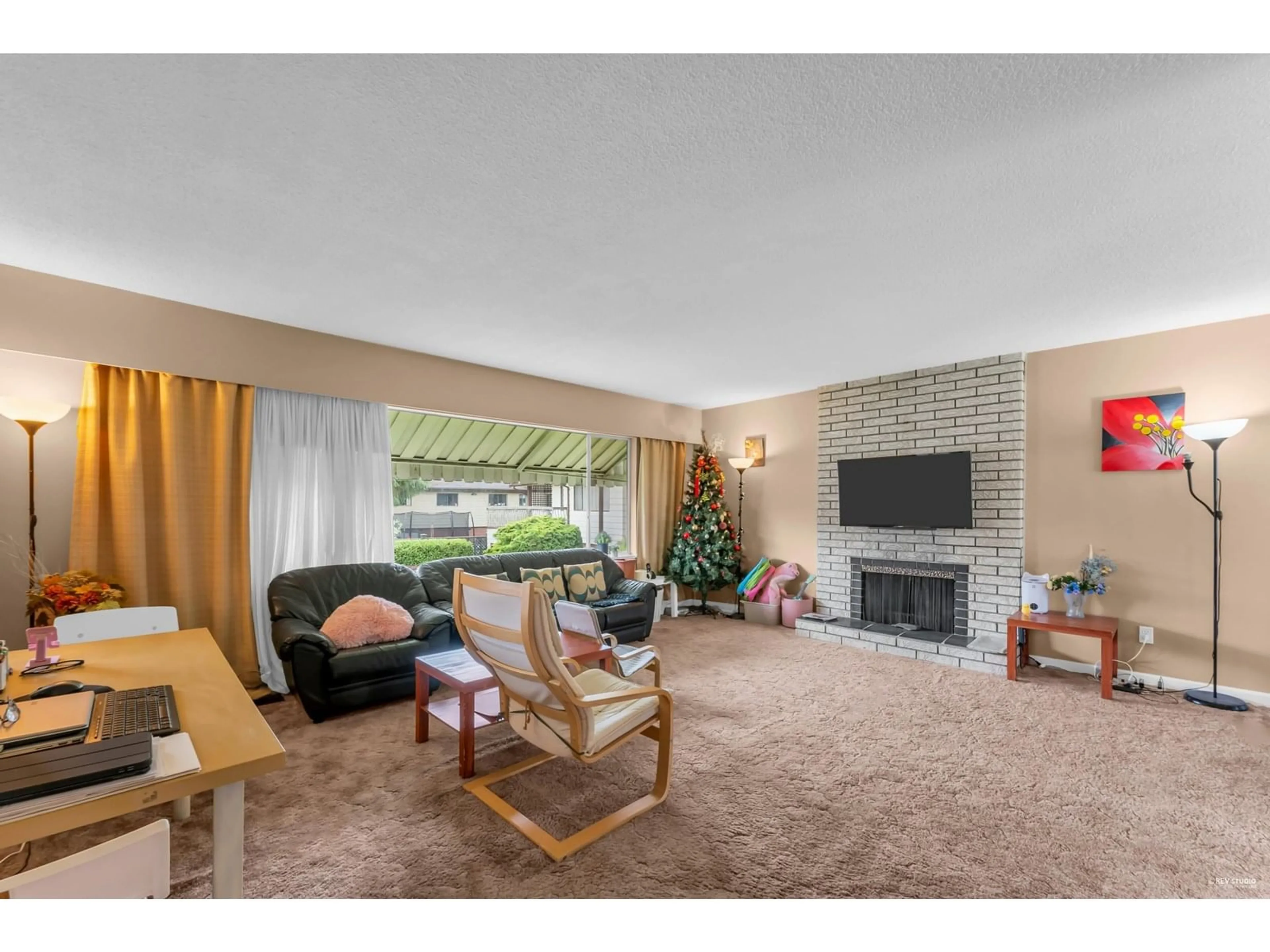 Living room with furniture, unknown for 8475 HALL, Delta British Columbia V4C6A1