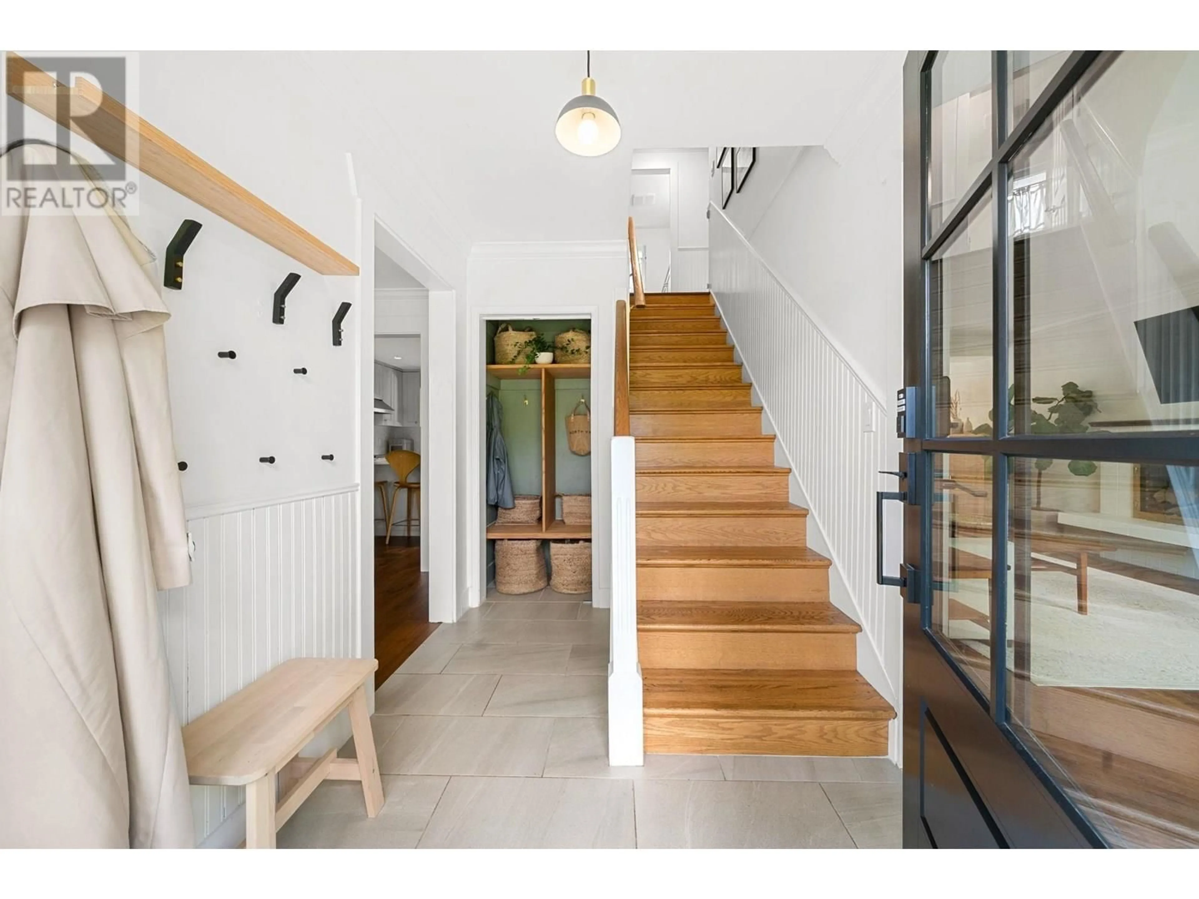 Indoor entryway for 529 20TH STREET, North Vancouver British Columbia V7L3B4