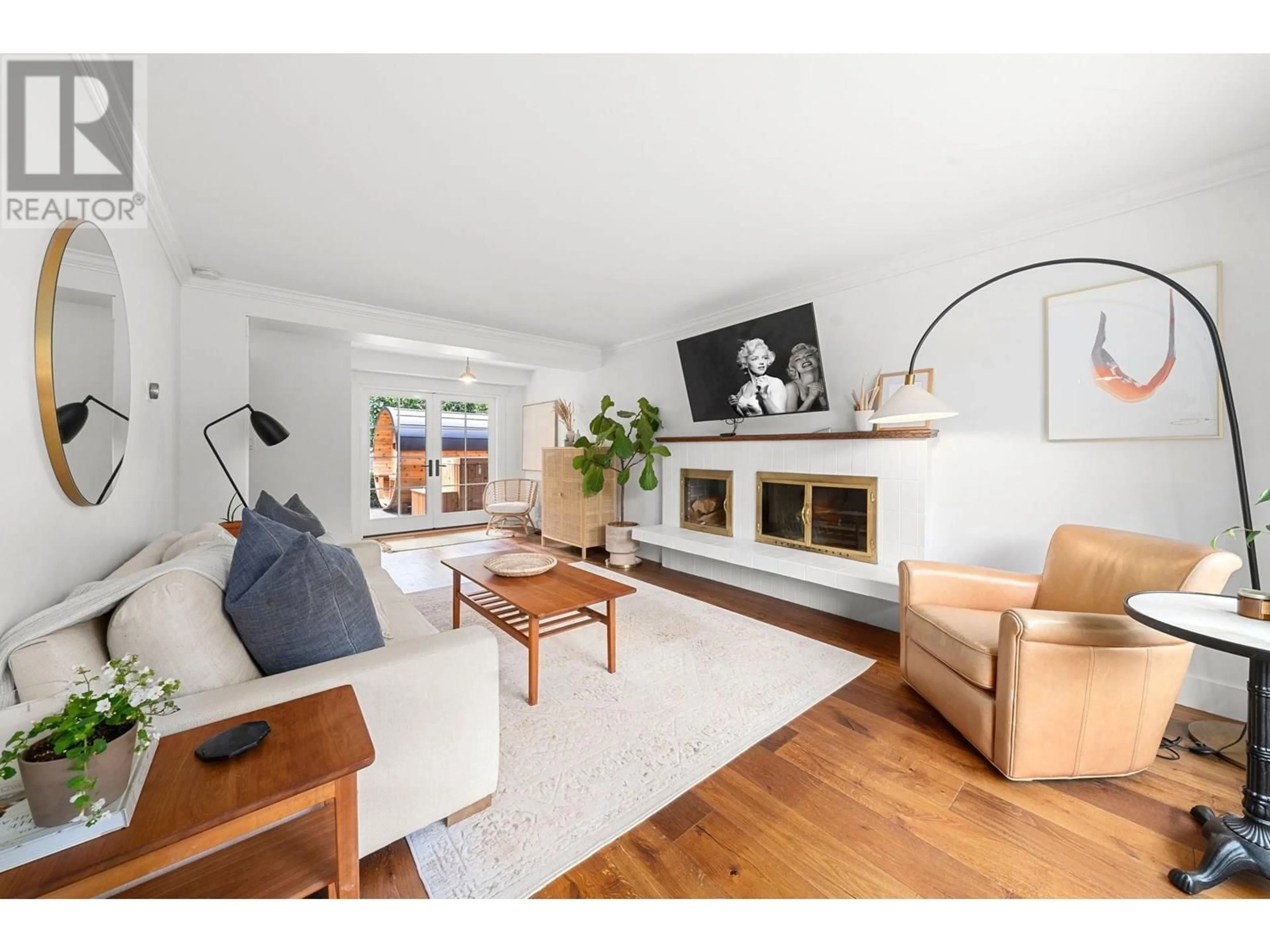 Living room with furniture, wood/laminate floor for 529 20TH STREET, North Vancouver British Columbia V7L3B4