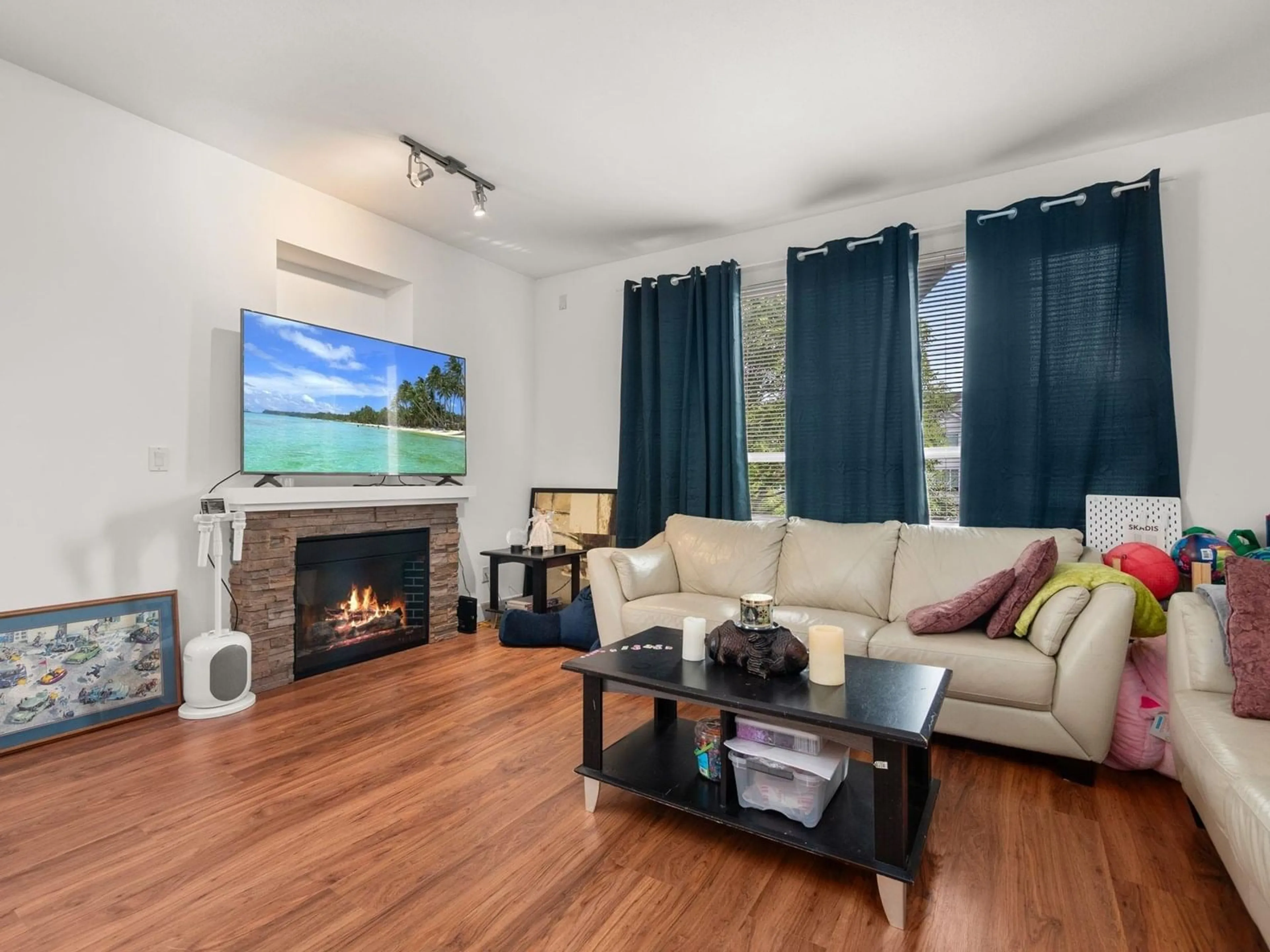 Living room with furniture, wood/laminate floor for 56 - 7088 191, Surrey British Columbia V4N0B4