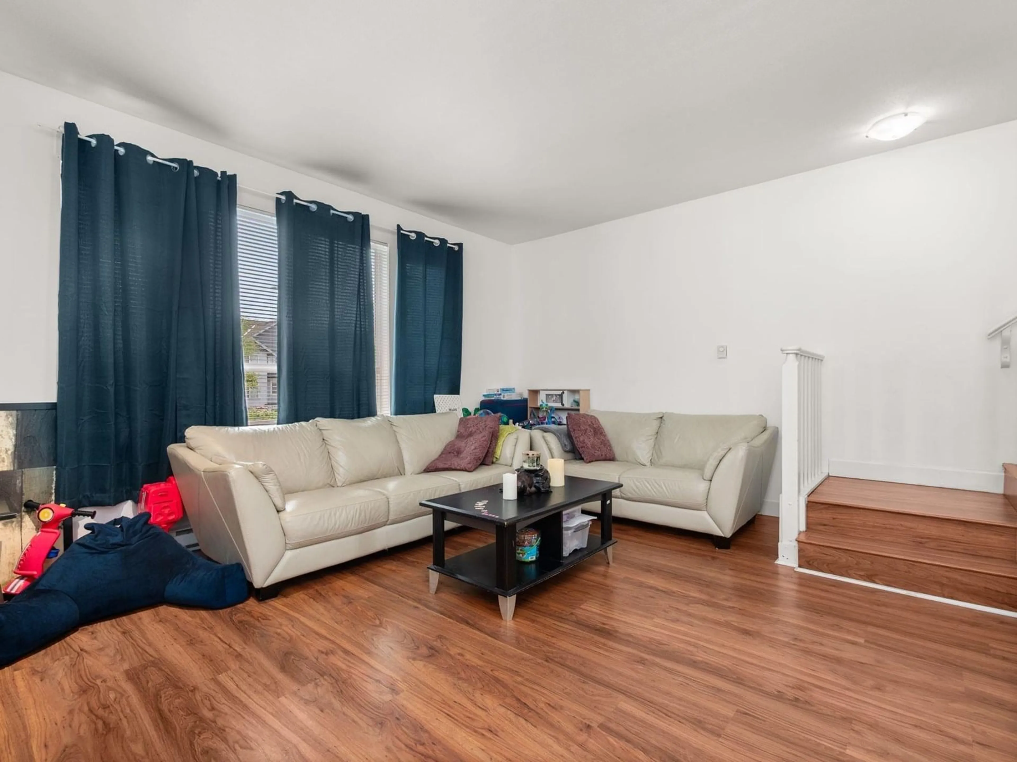 Living room with furniture, wood/laminate floor for 56 - 7088 191, Surrey British Columbia V4N0B4