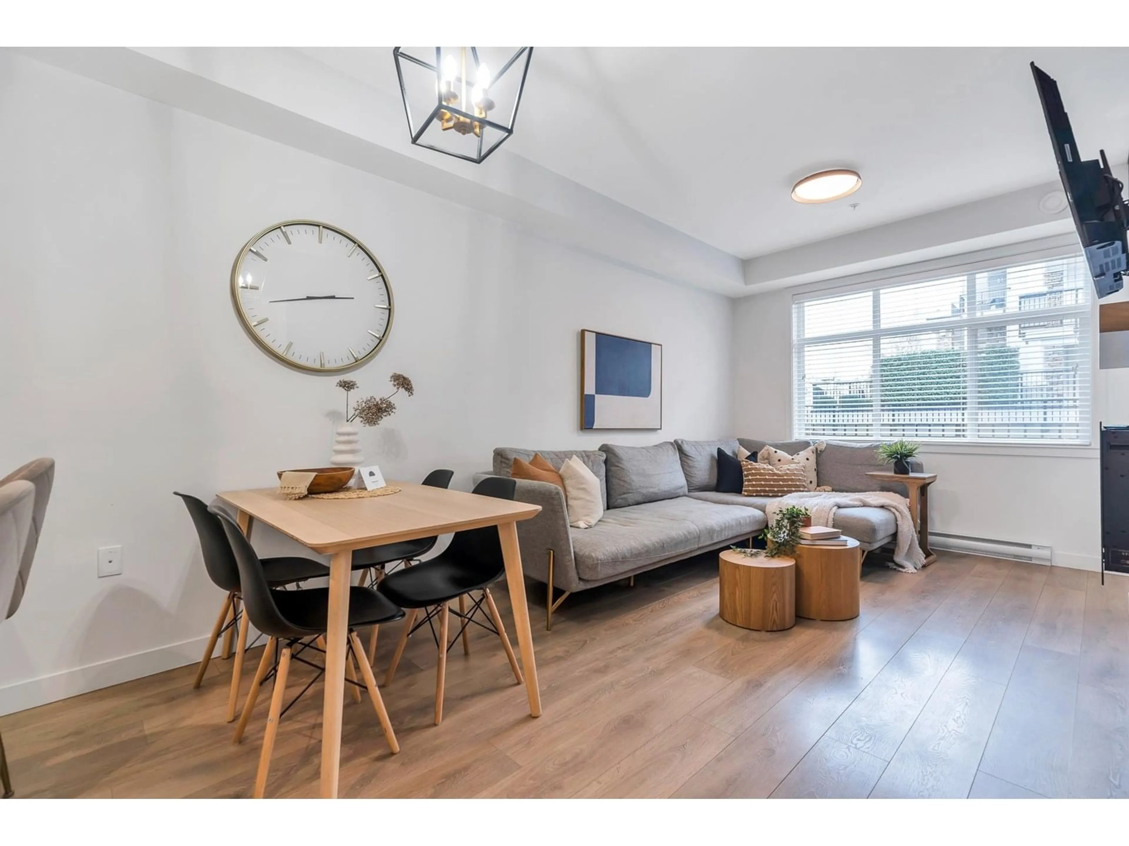 Living room with furniture, wood/laminate floor for 102 - 5415 BRYDON, Langley British Columbia V3A0N4