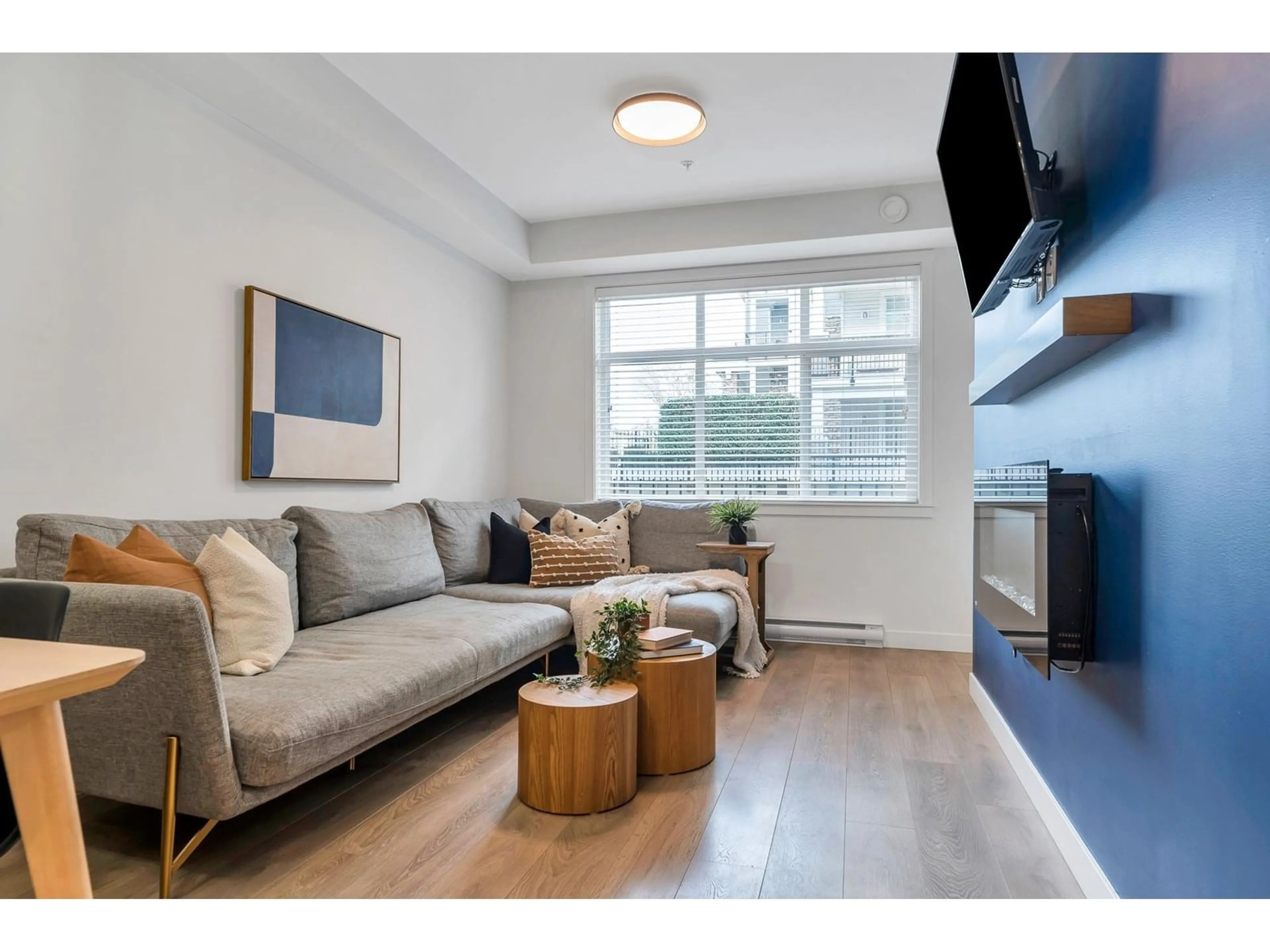 Living room with furniture, wood/laminate floor for 102 - 5415 BRYDON, Langley British Columbia V3A0N4