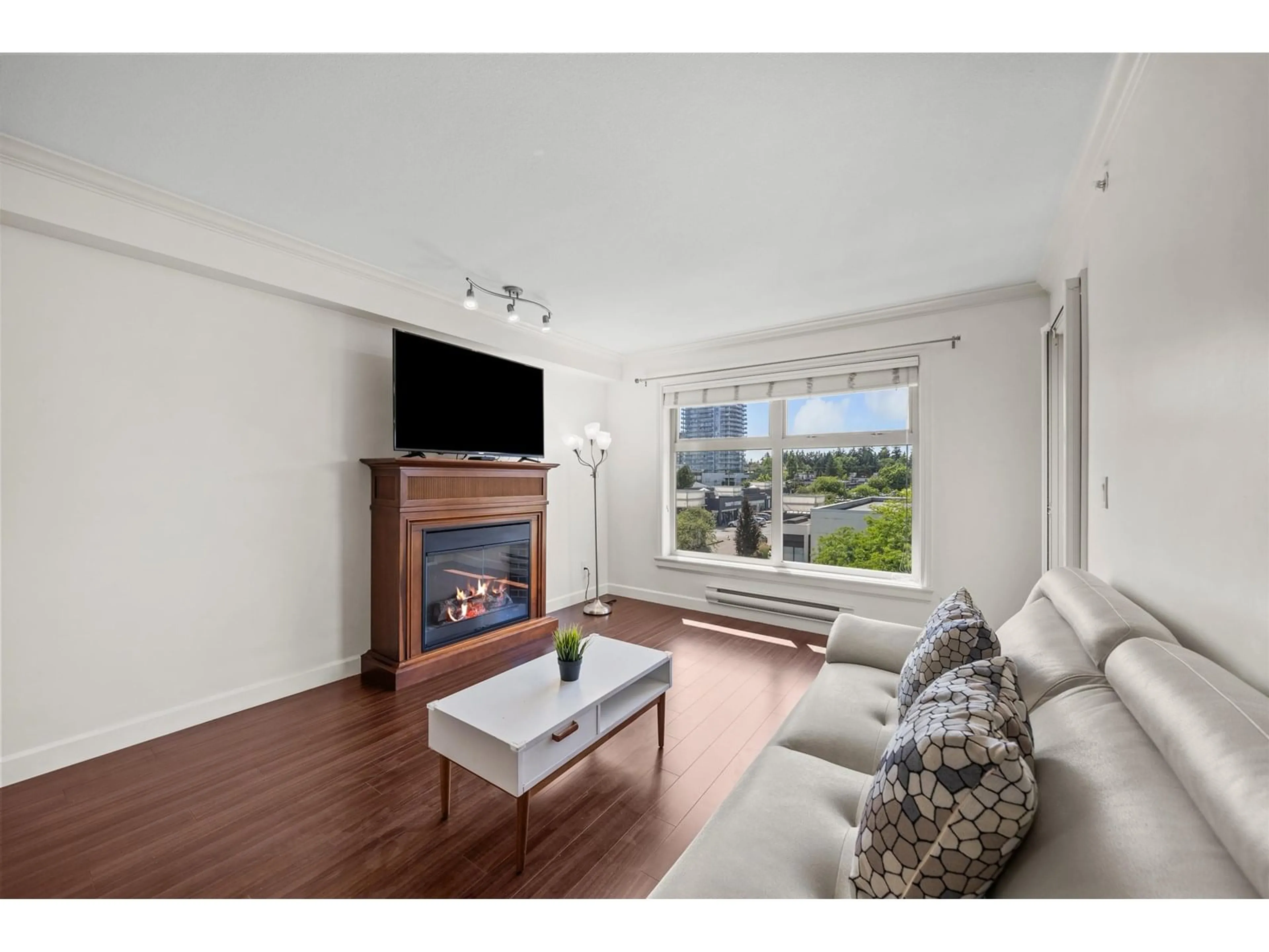 Living room with furniture, wood/laminate floor for 403 - 8084 120A, Surrey British Columbia V3W1V2