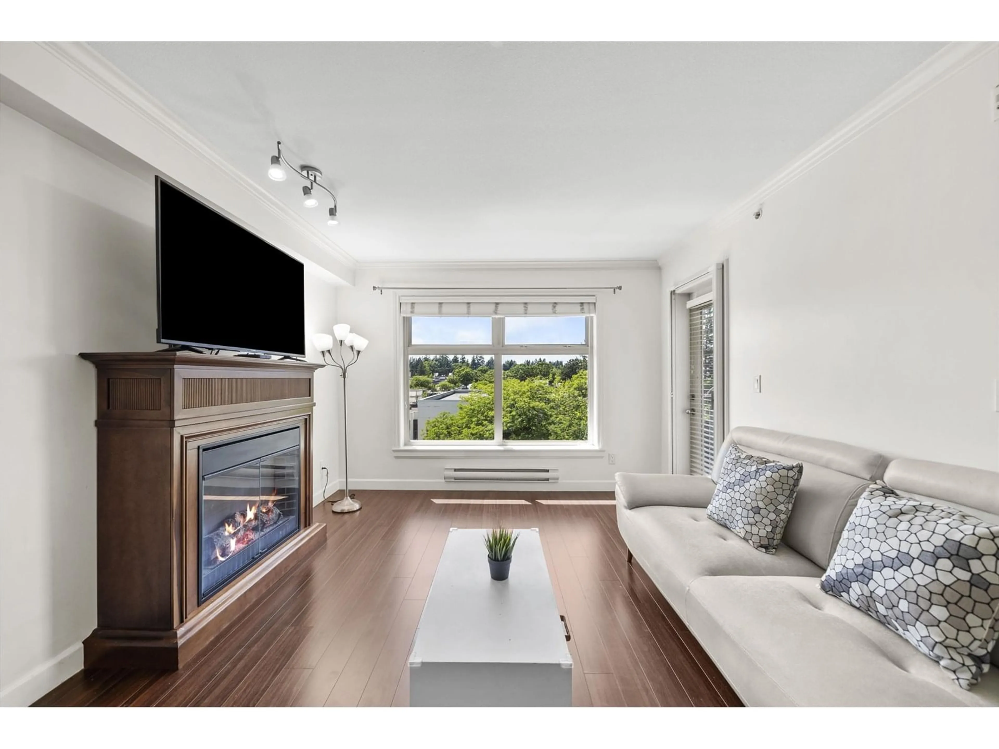 Living room with furniture, wood/laminate floor for 403 - 8084 120A, Surrey British Columbia V3W1V2