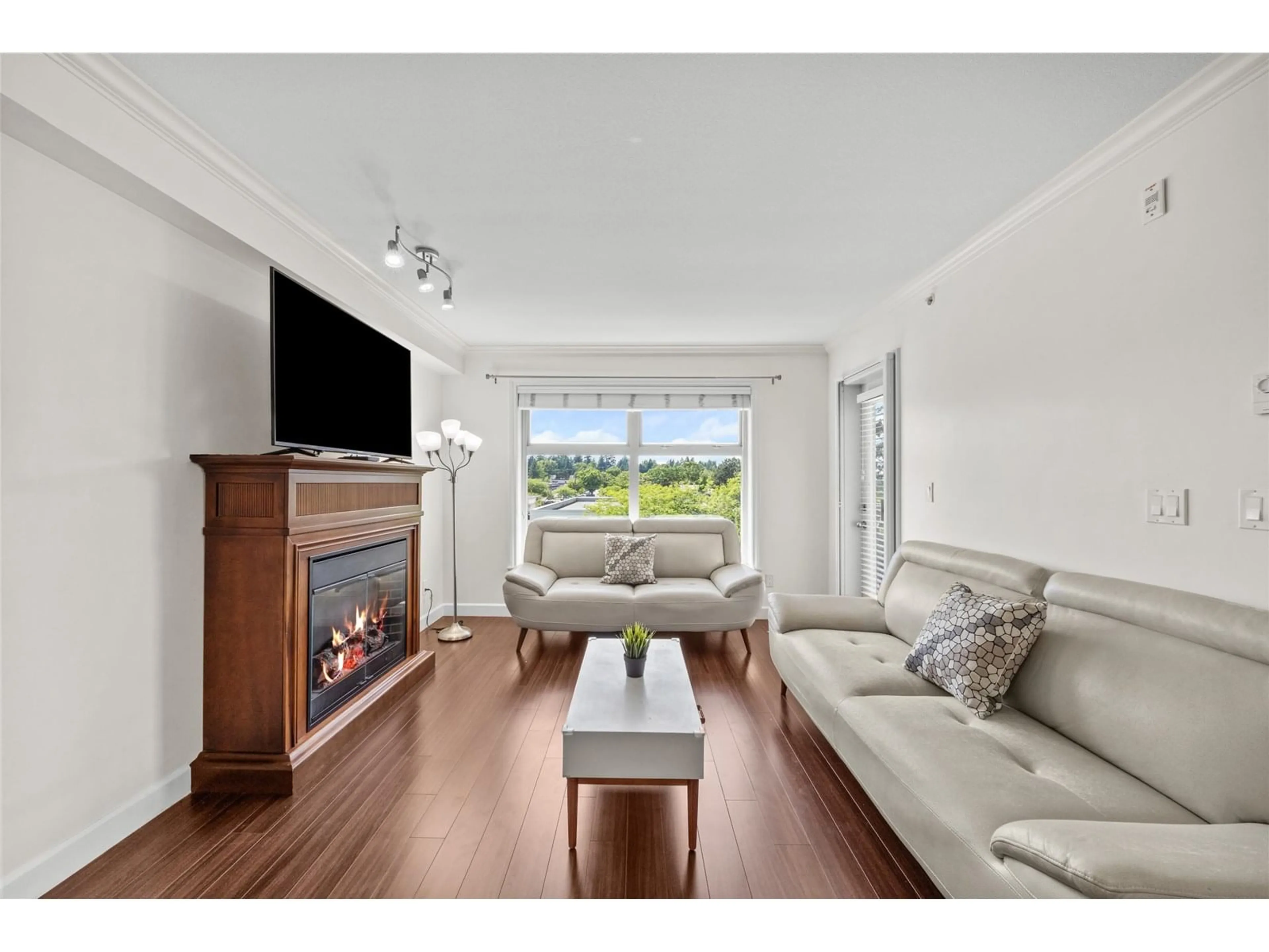 Living room with furniture, wood/laminate floor for 403 - 8084 120A, Surrey British Columbia V3W1V2