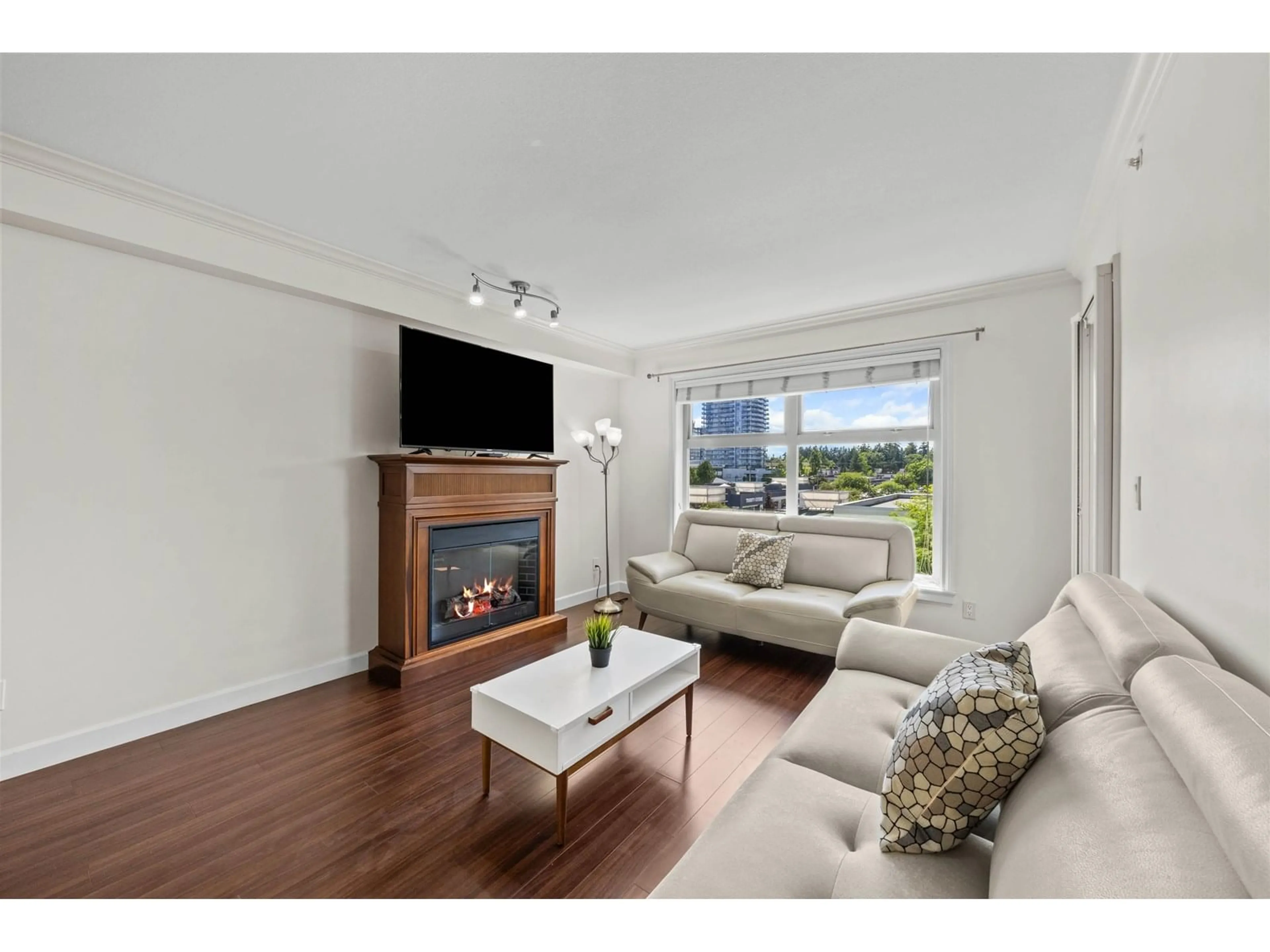 Living room with furniture, wood/laminate floor for 403 - 8084 120A, Surrey British Columbia V3W1V2