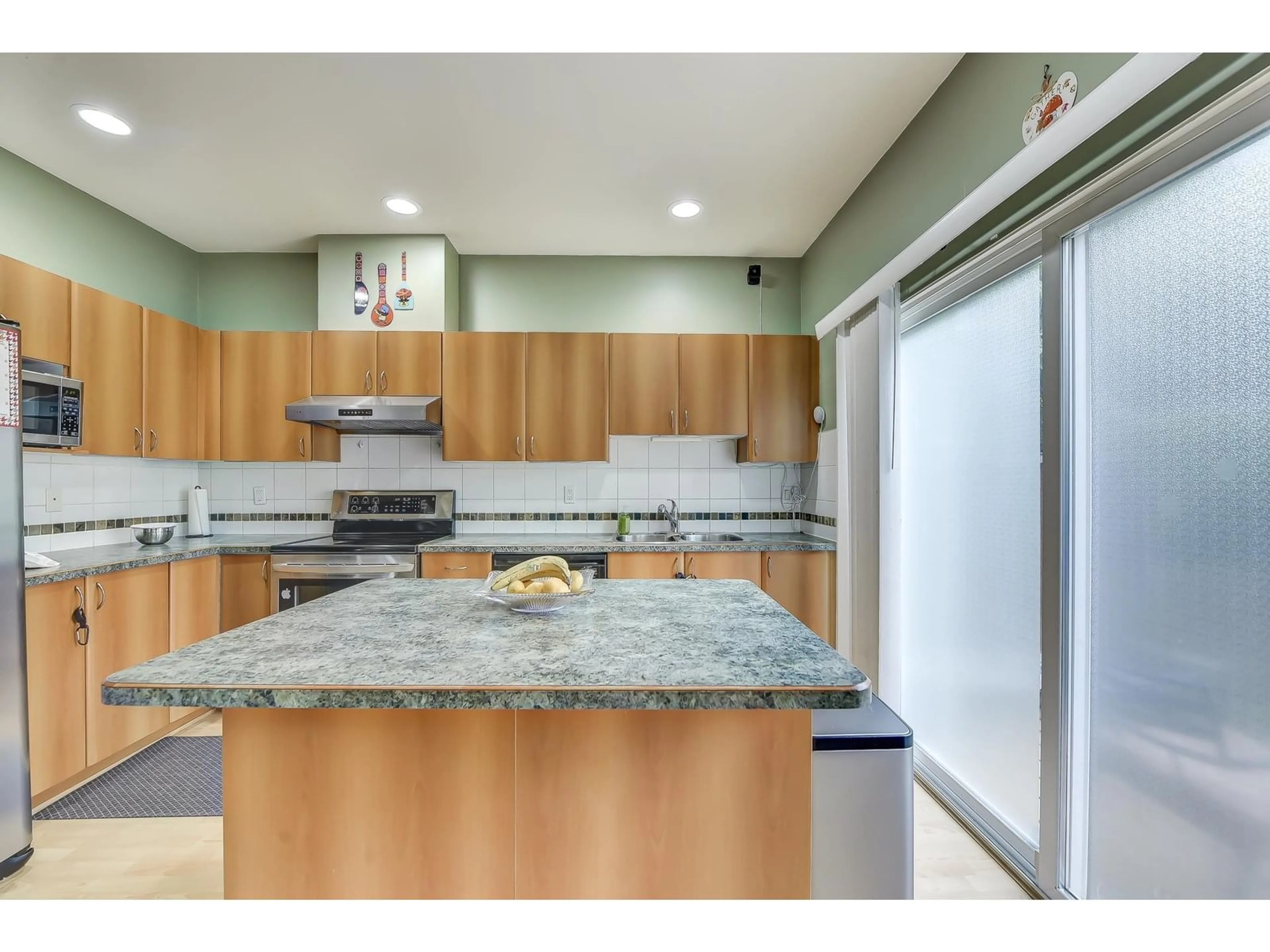 Open concept kitchen, ceramic/tile floor for 80 - 12677 63, Surrey British Columbia V3X3T3
