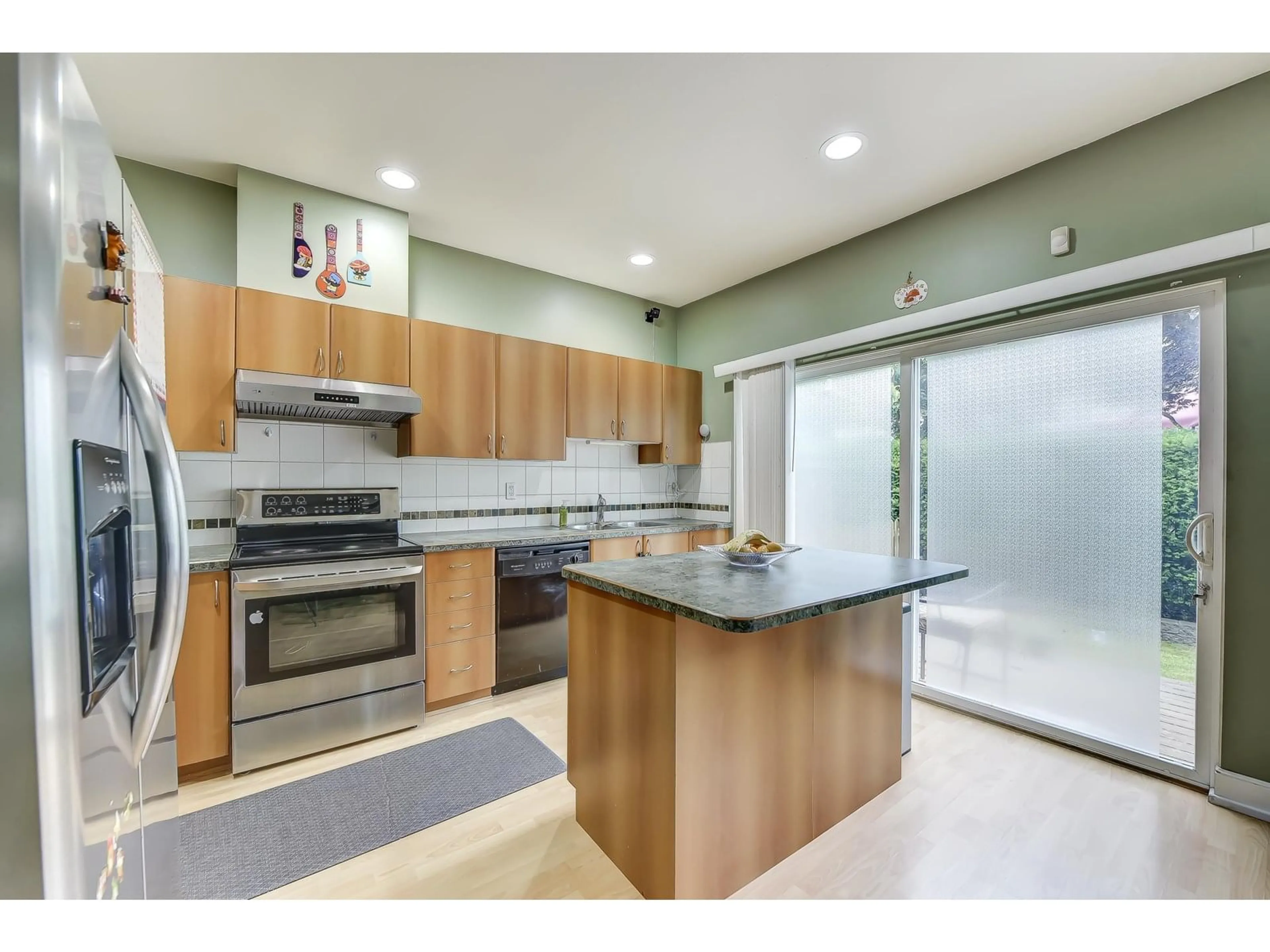 Open concept kitchen, ceramic/tile floor for 80 - 12677 63, Surrey British Columbia V3X3T3