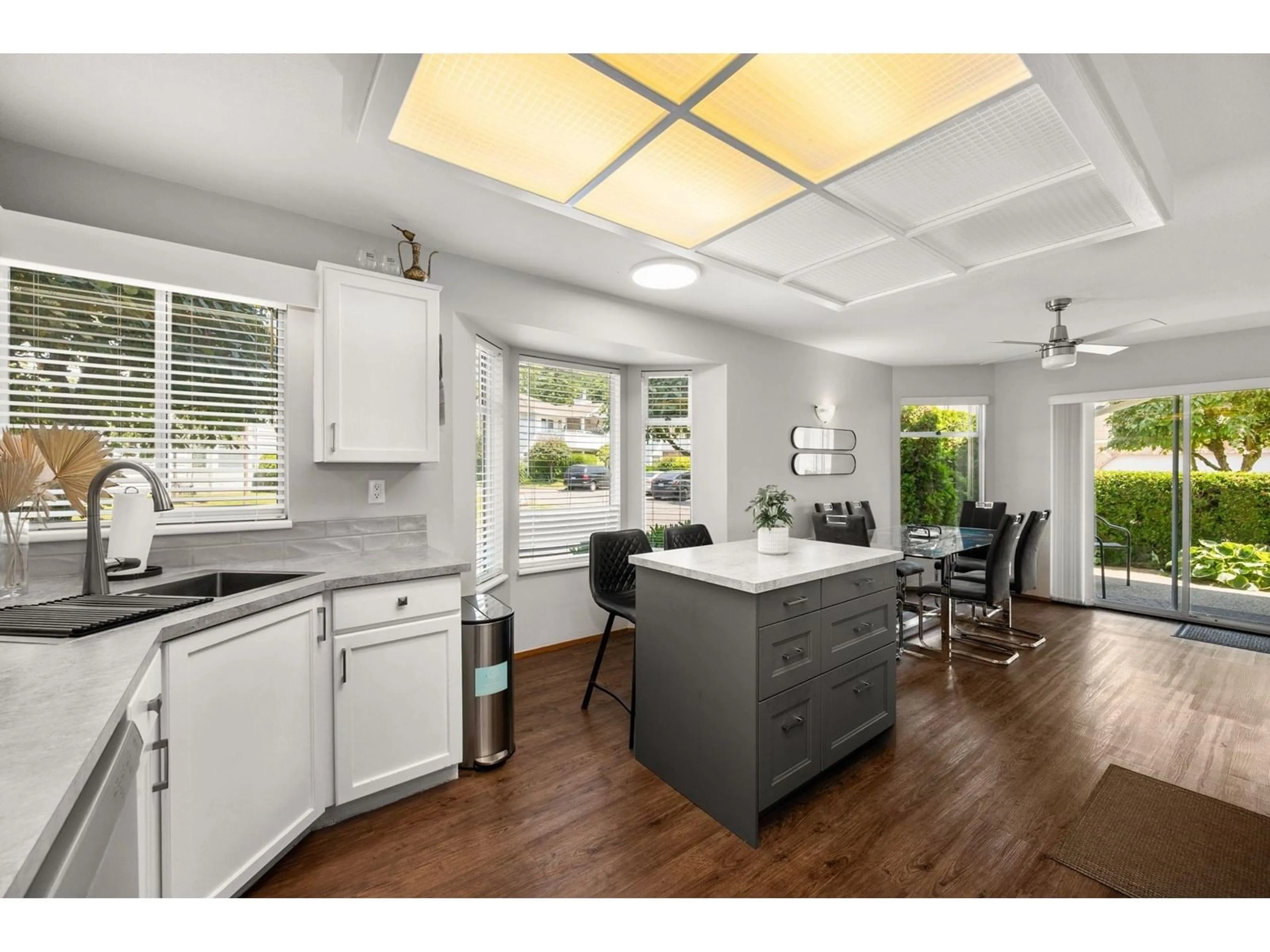 Open concept kitchen, unknown for 131 - 7156 121, Surrey British Columbia V3W0J6