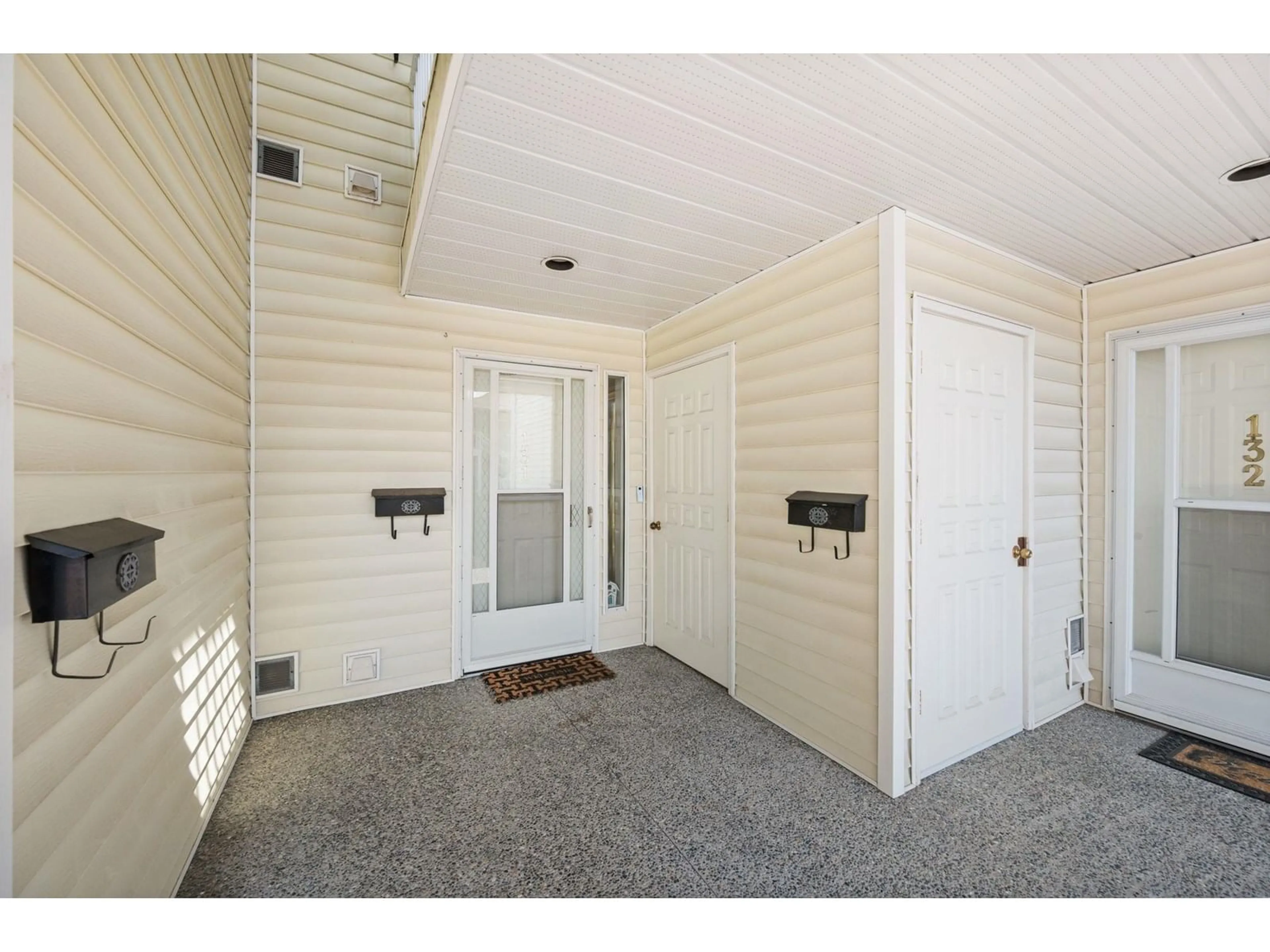 Indoor entryway for 131 - 7156 121, Surrey British Columbia V3W0J6