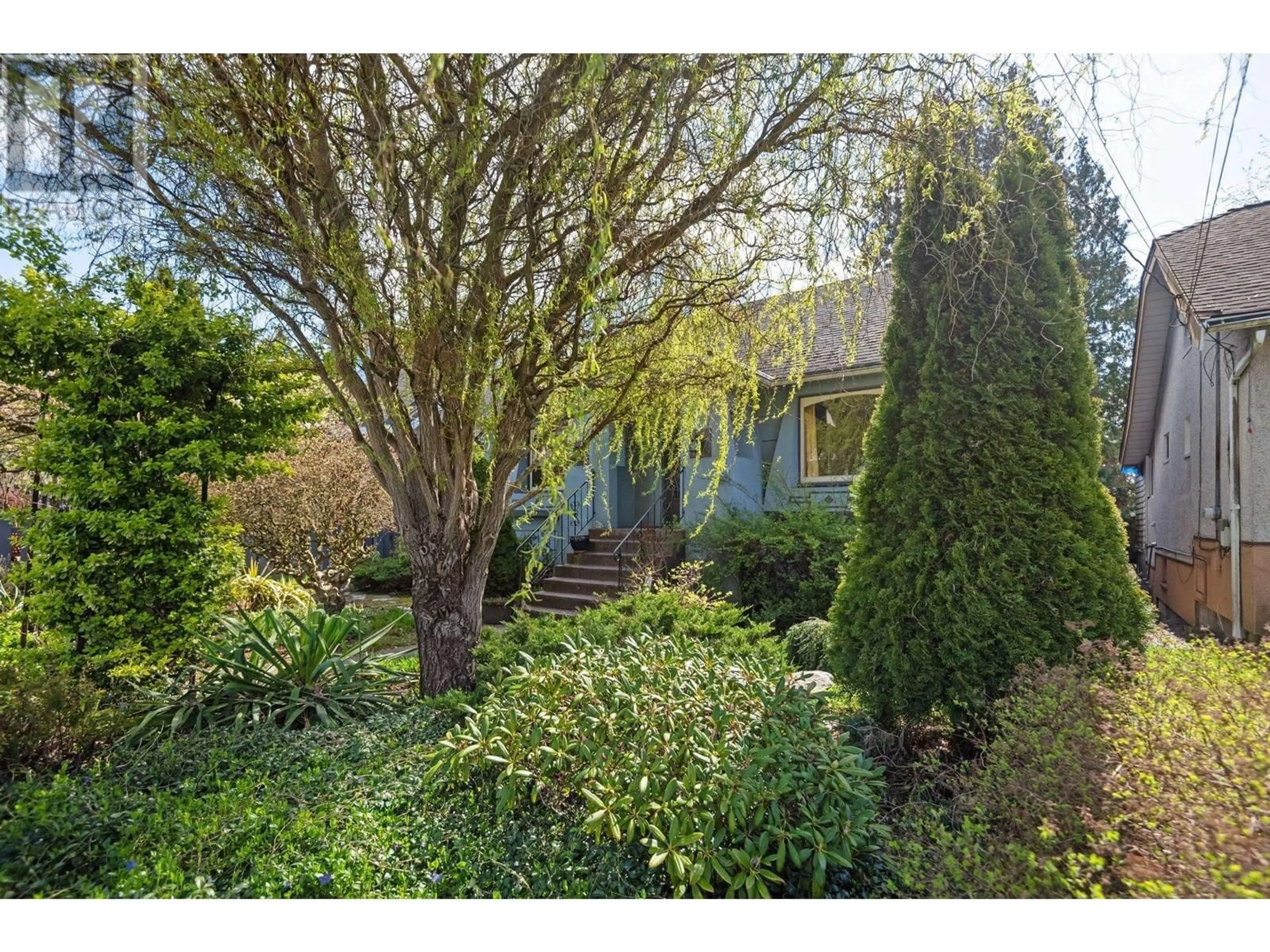 A pic from outside/outdoor area/front of a property/back of a property/a pic from drone, street for 1216 EDINBURGH STREET, New Westminster British Columbia V3M2V8