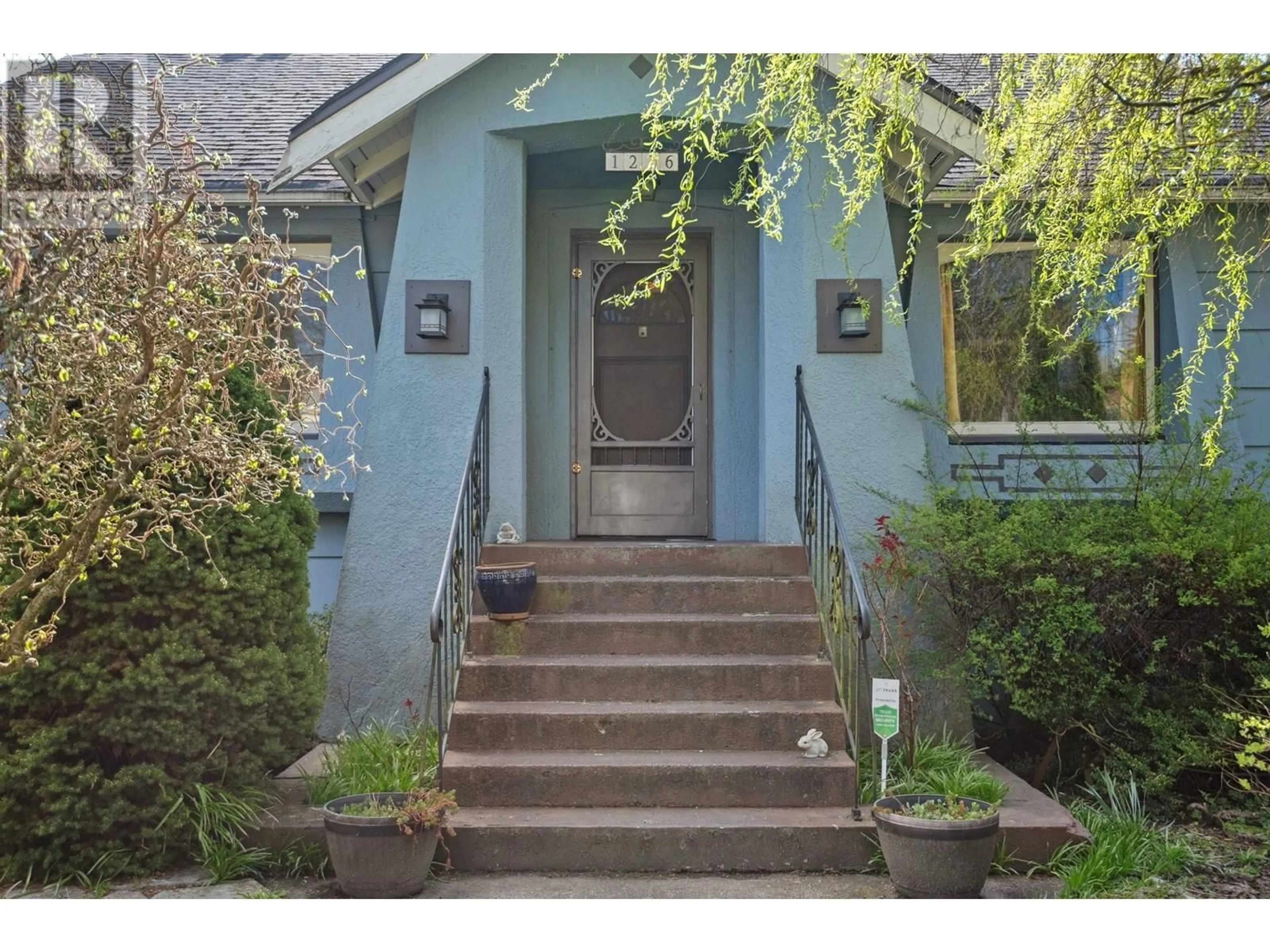 Indoor entryway for 1216 EDINBURGH STREET, New Westminster British Columbia V3M2V8
