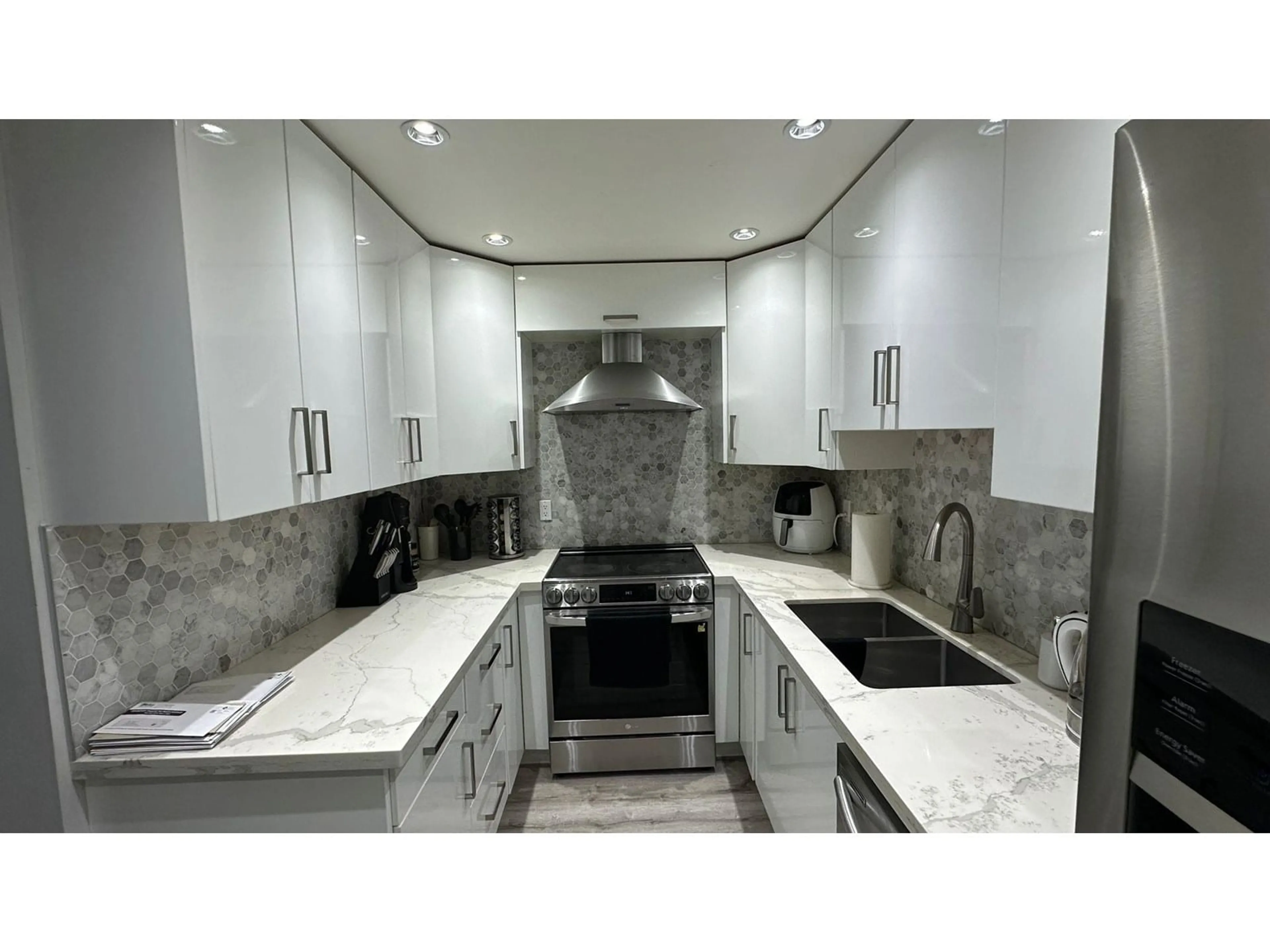 Contemporary kitchen, ceramic/tile floor for 35 - 32310 MOUAT, Abbotsford British Columbia V2T4J1