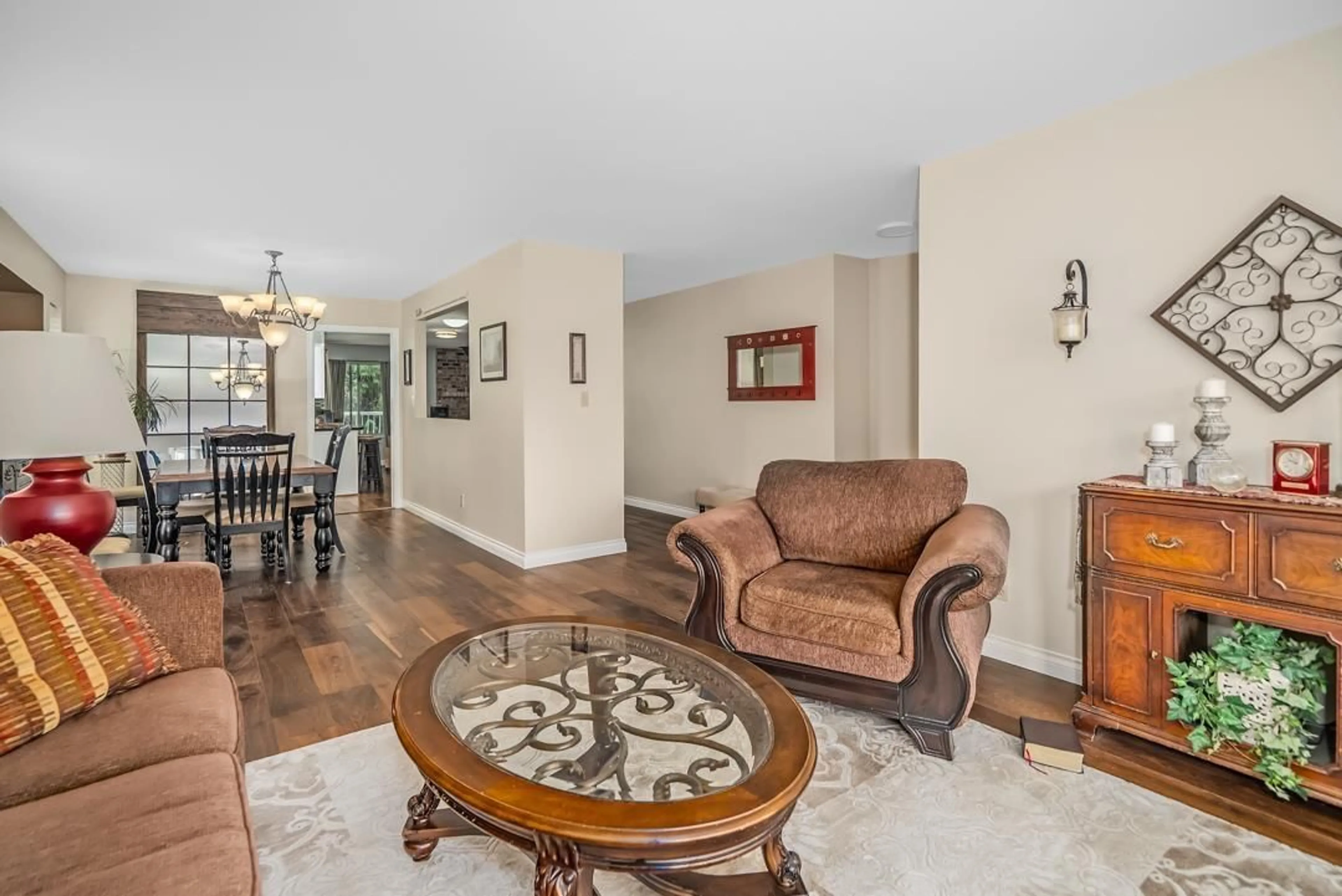 Living room with furniture, unknown for 3 - 33020 MACLURE, Abbotsford British Columbia V2S7J6