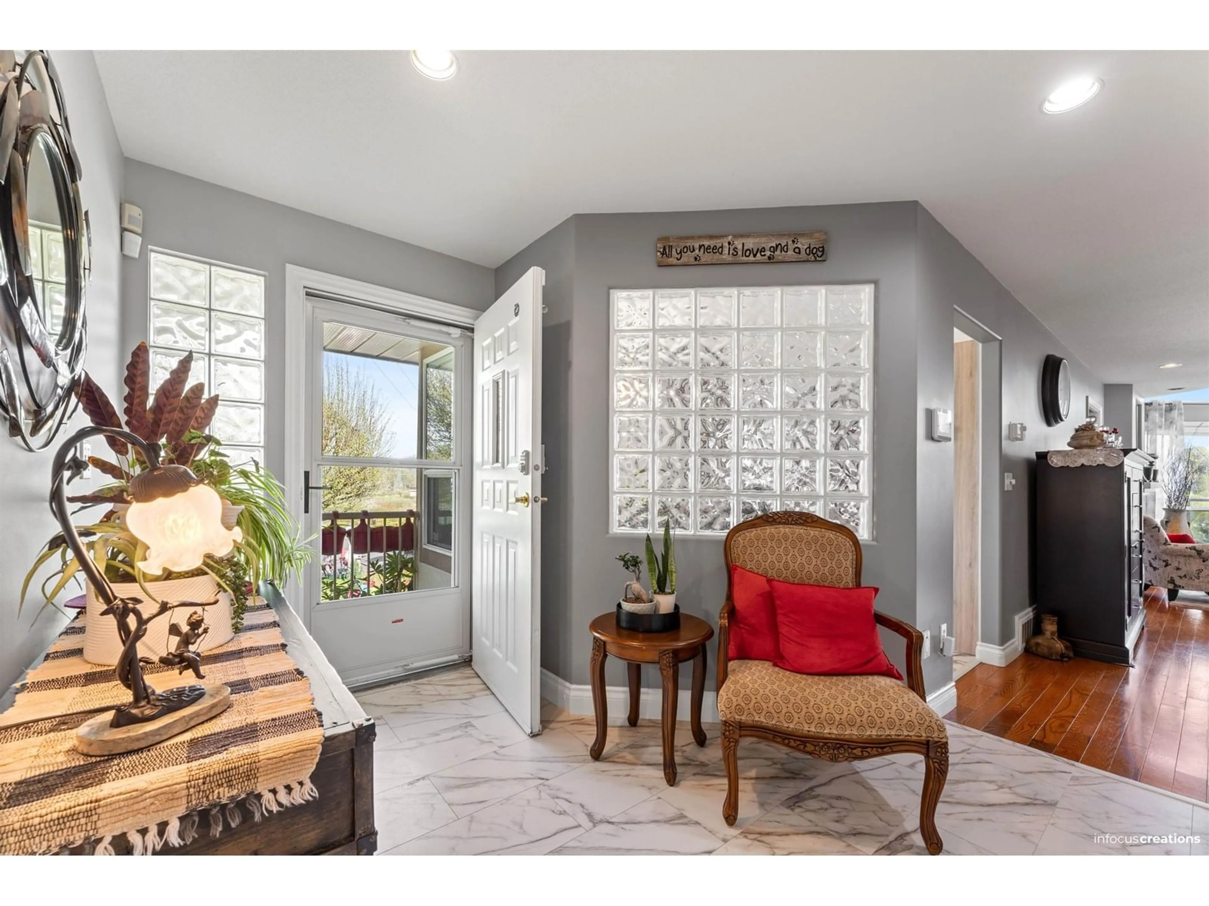 Indoor entryway for 13 - 3354 HORN, Abbotsford British Columbia V2S7L3