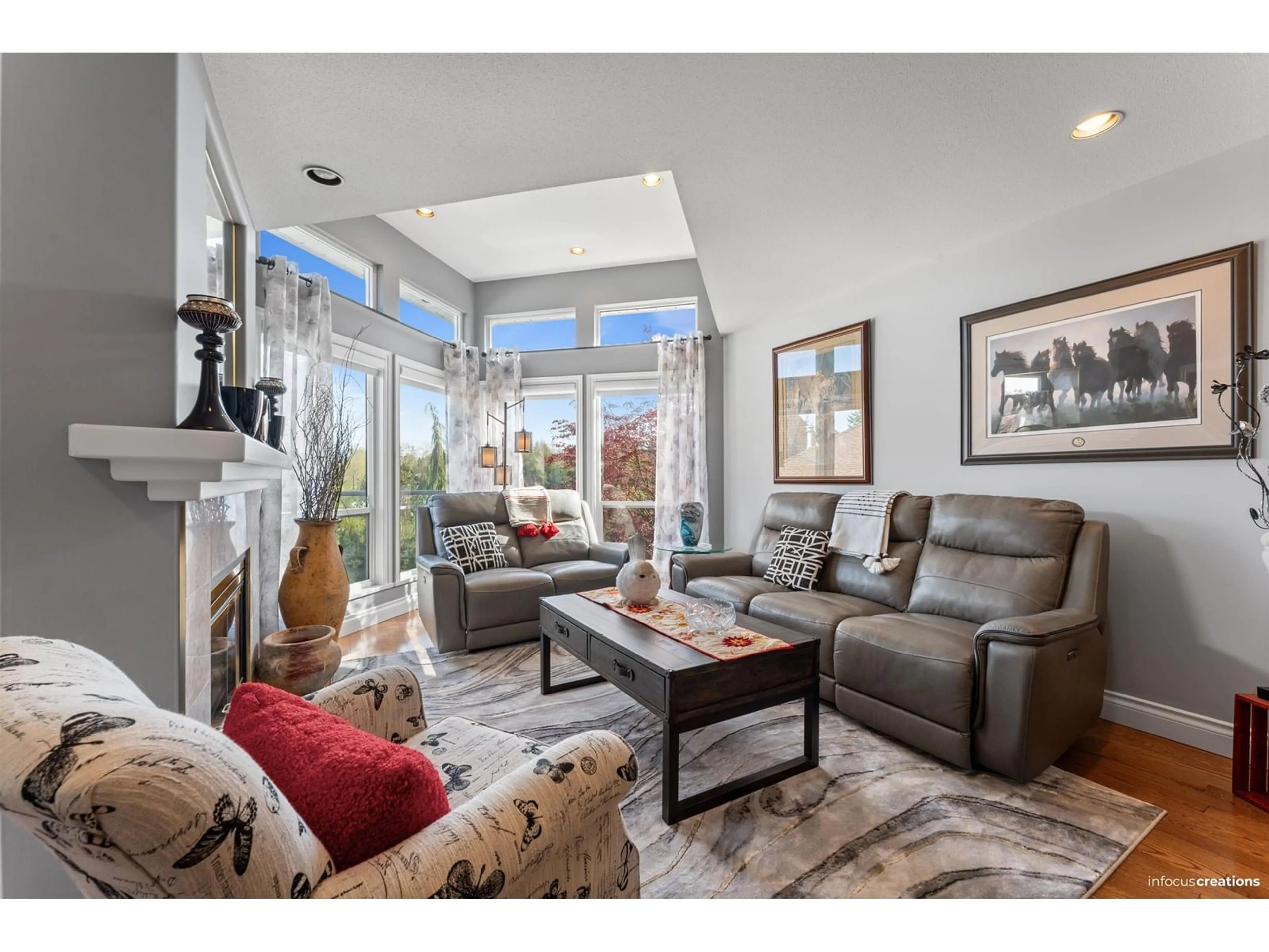 Living room with furniture, ceramic/tile floor for 13 - 3354 HORN, Abbotsford British Columbia V2S7L3