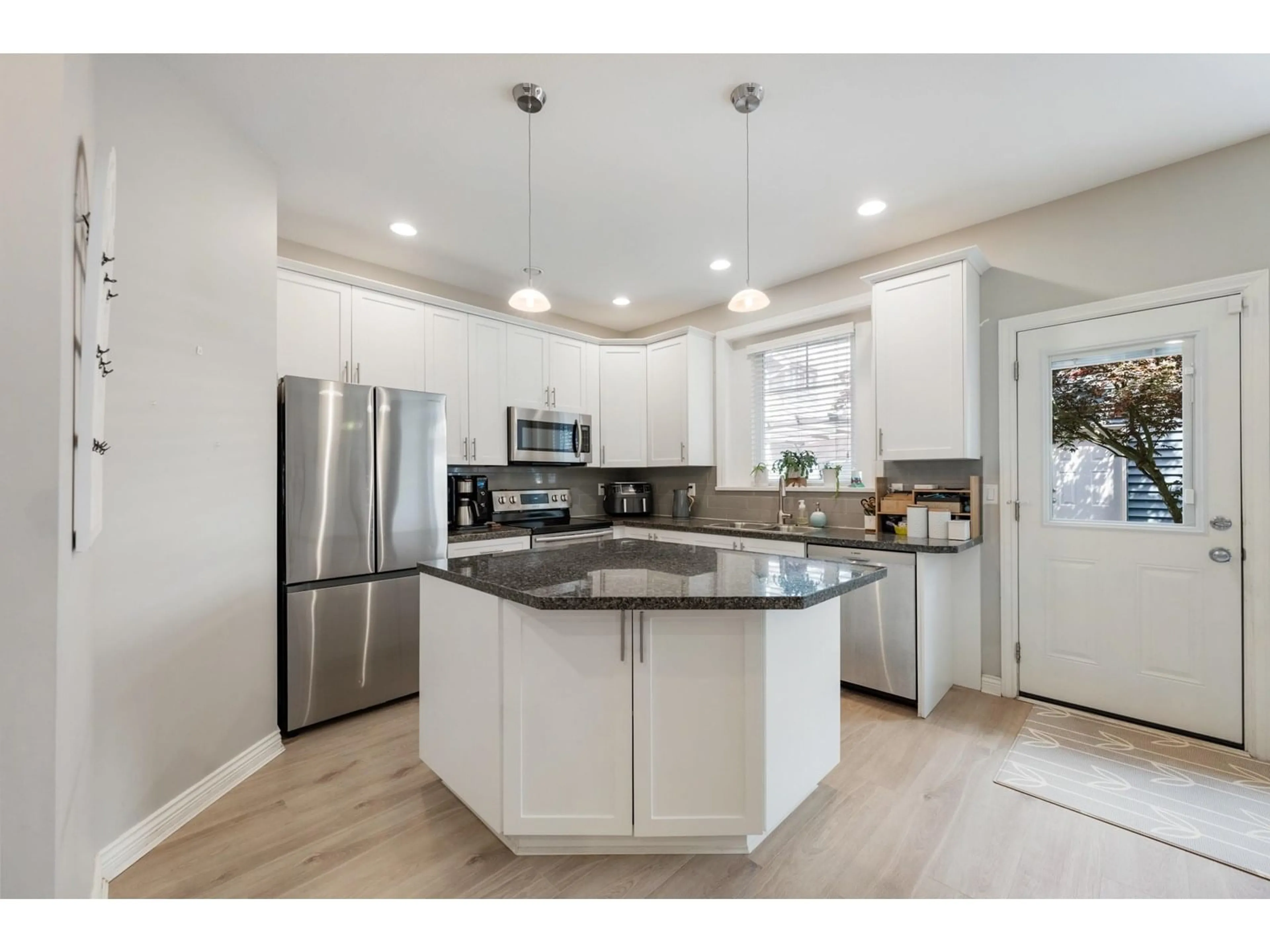 Open concept kitchen, unknown for 19393 66, Surrey British Columbia V4N0C2