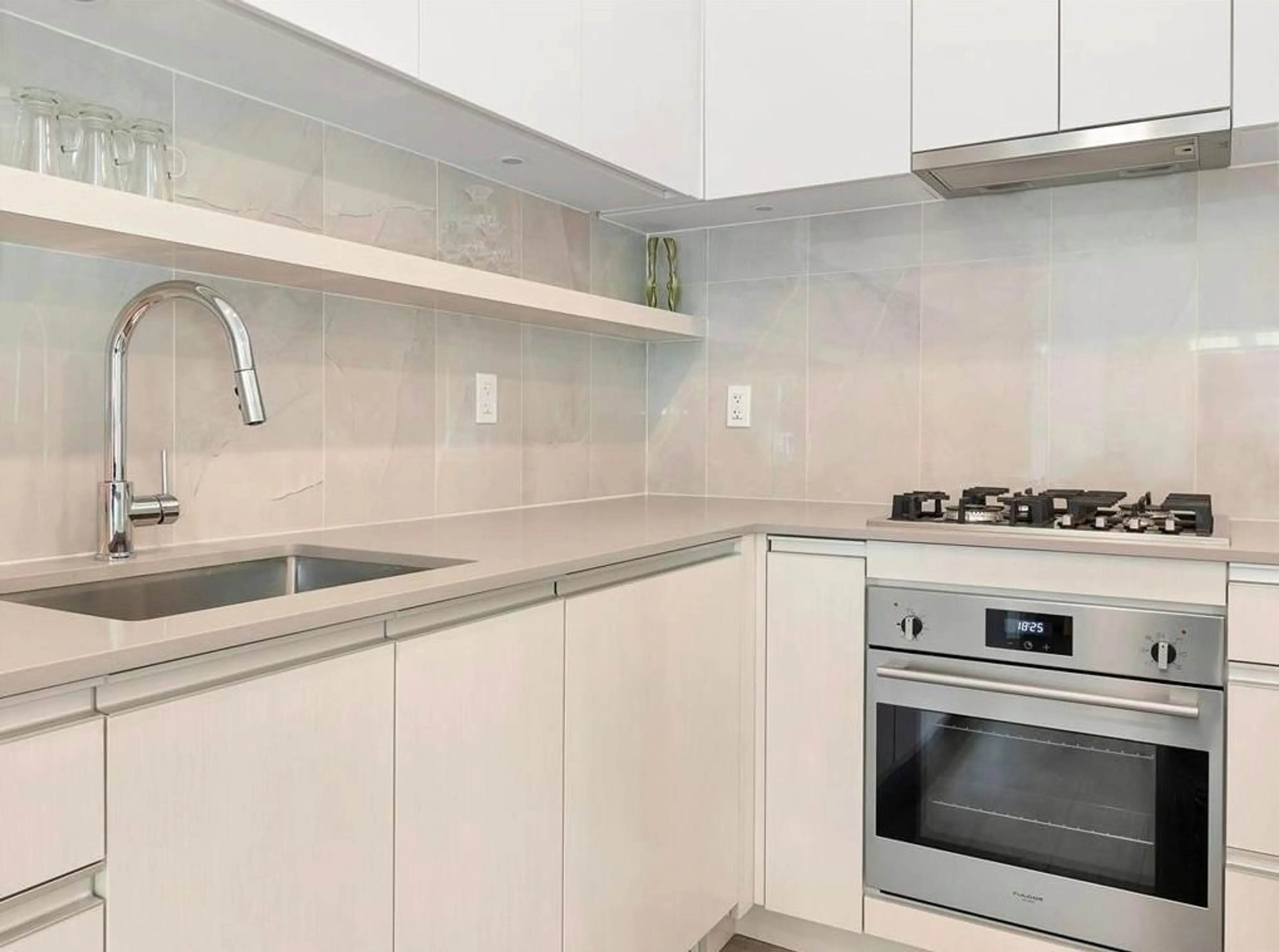Standard kitchen, ceramic/tile floor for 202 - 14225 103A, Surrey British Columbia V3T0T4