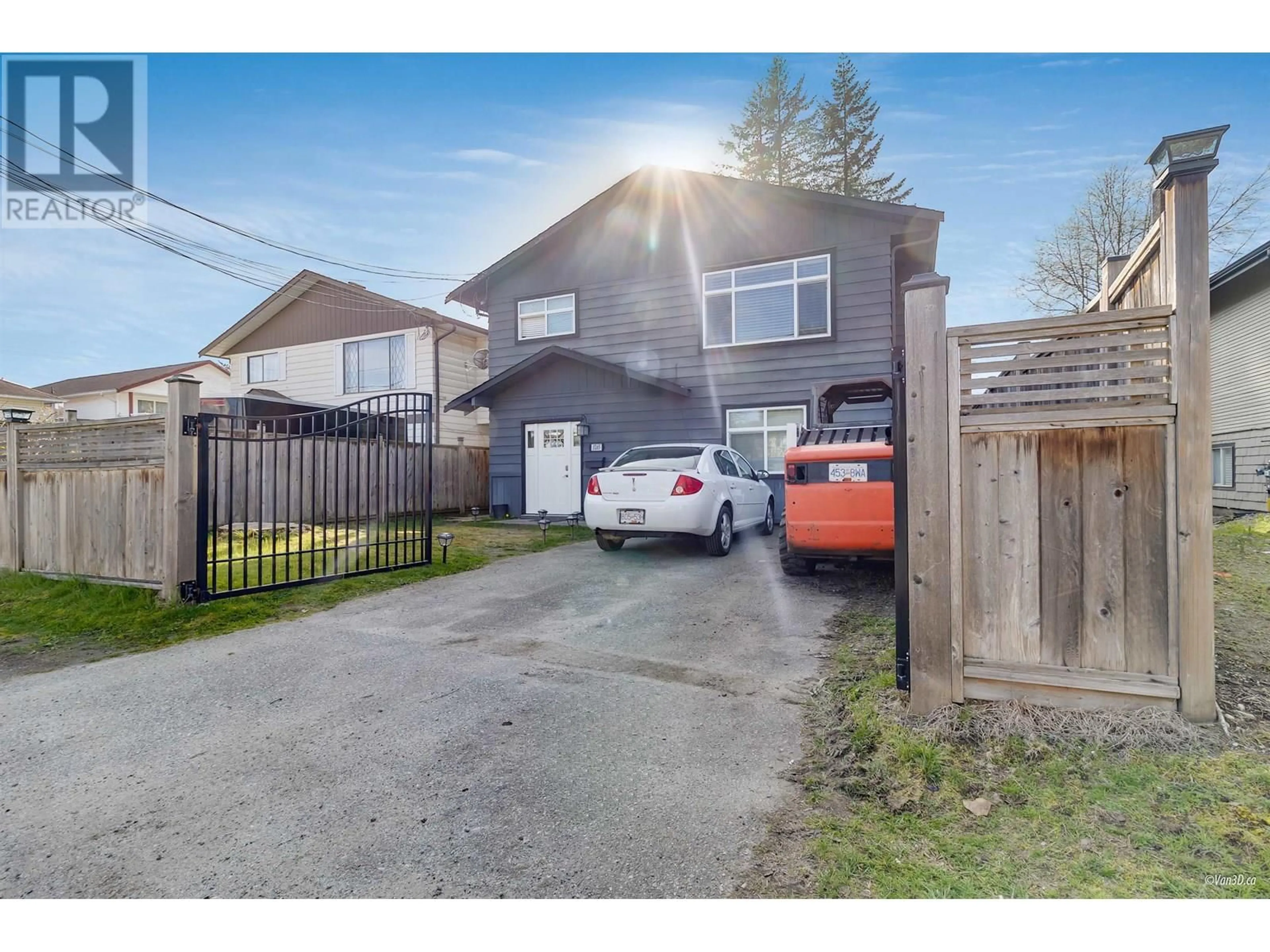 A pic from outside/outdoor area/front of a property/back of a property/a pic from drone, street for 3265 OXFORD STREET, Port Coquitlam British Columbia V3B4C6