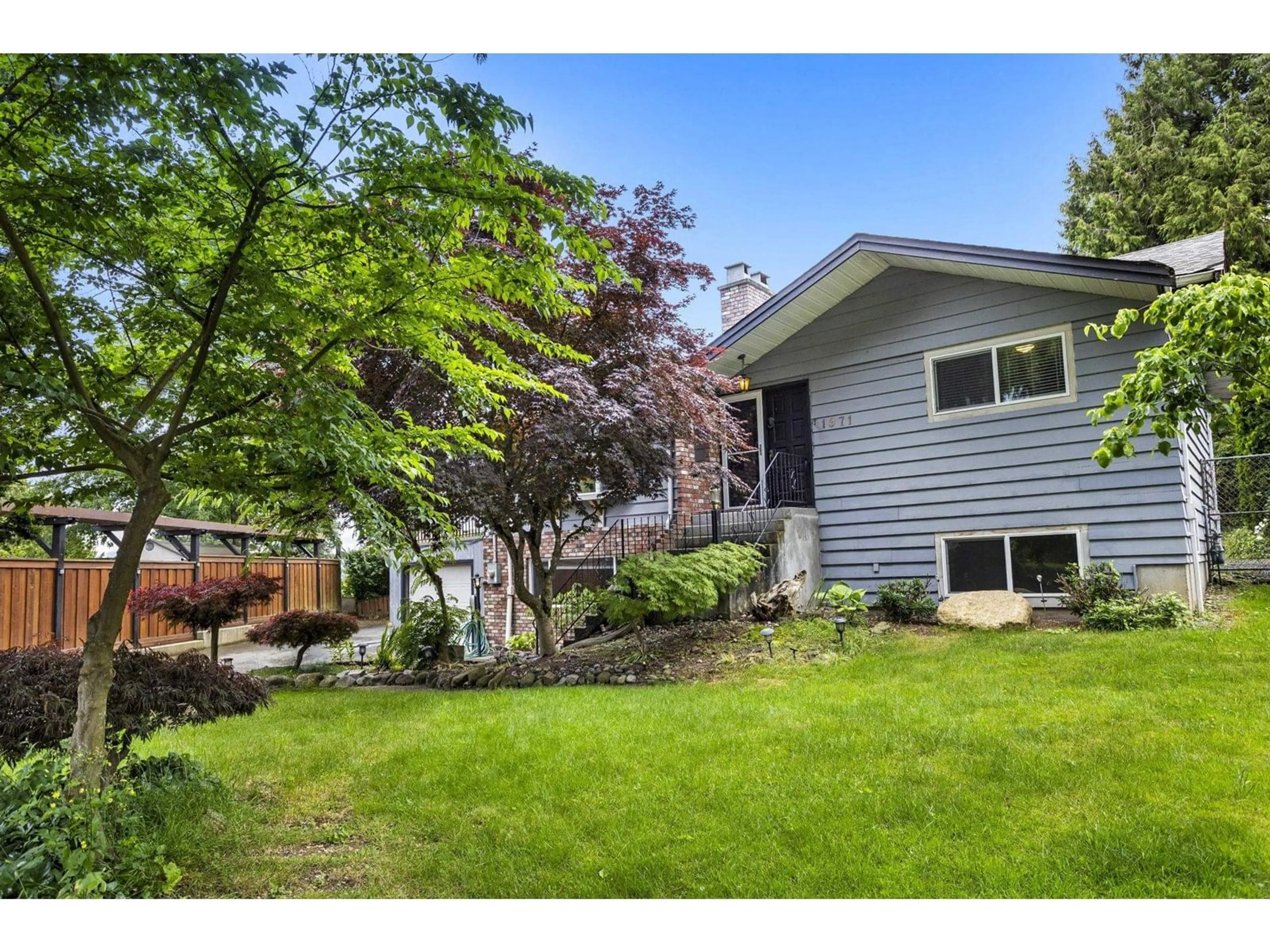 Home with vinyl exterior material, street for 1971 POWELL, Abbotsford British Columbia V2S4B1