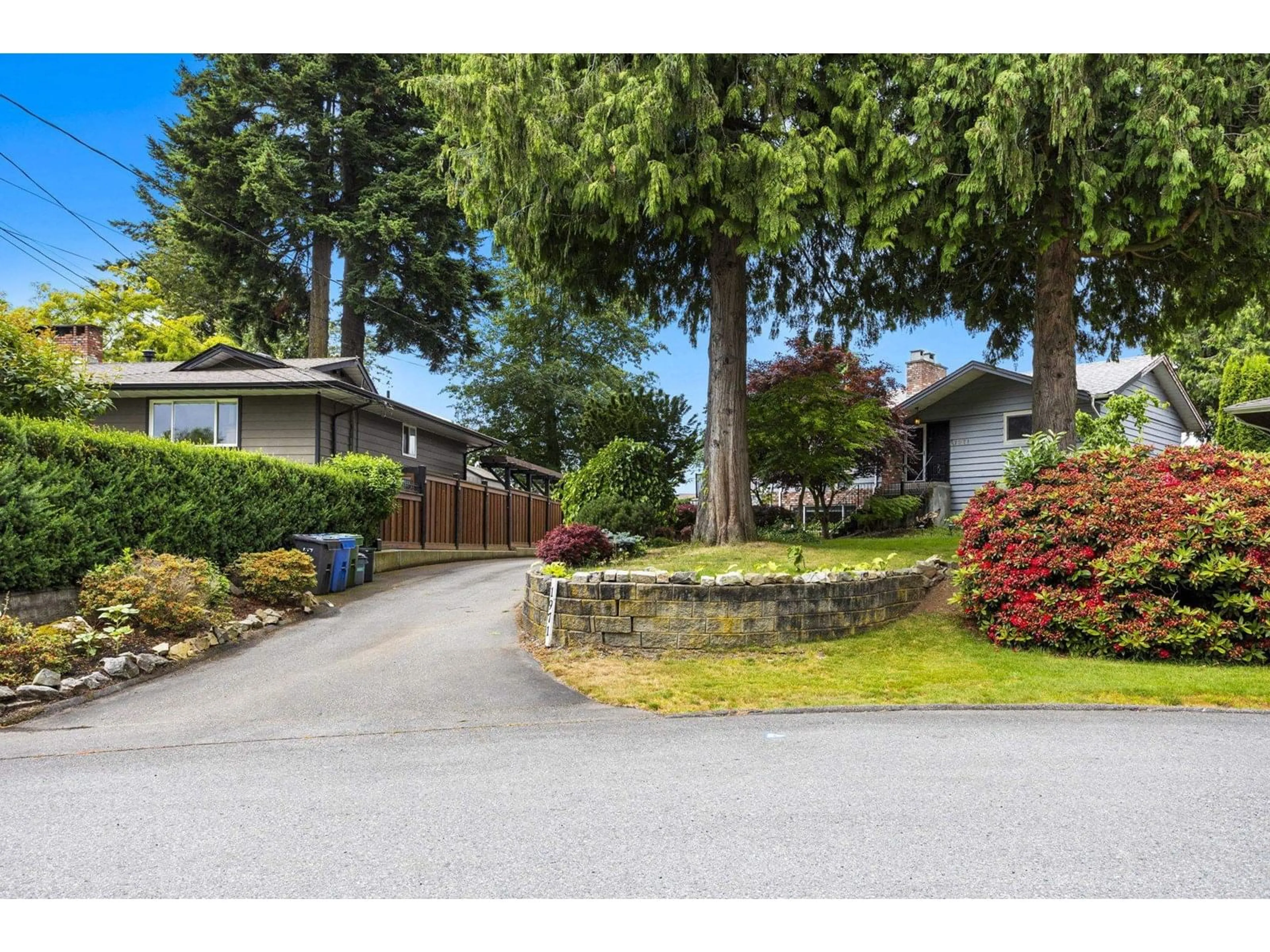 A pic from outside/outdoor area/front of a property/back of a property/a pic from drone, street for 1971 POWELL, Abbotsford British Columbia V2S4B1