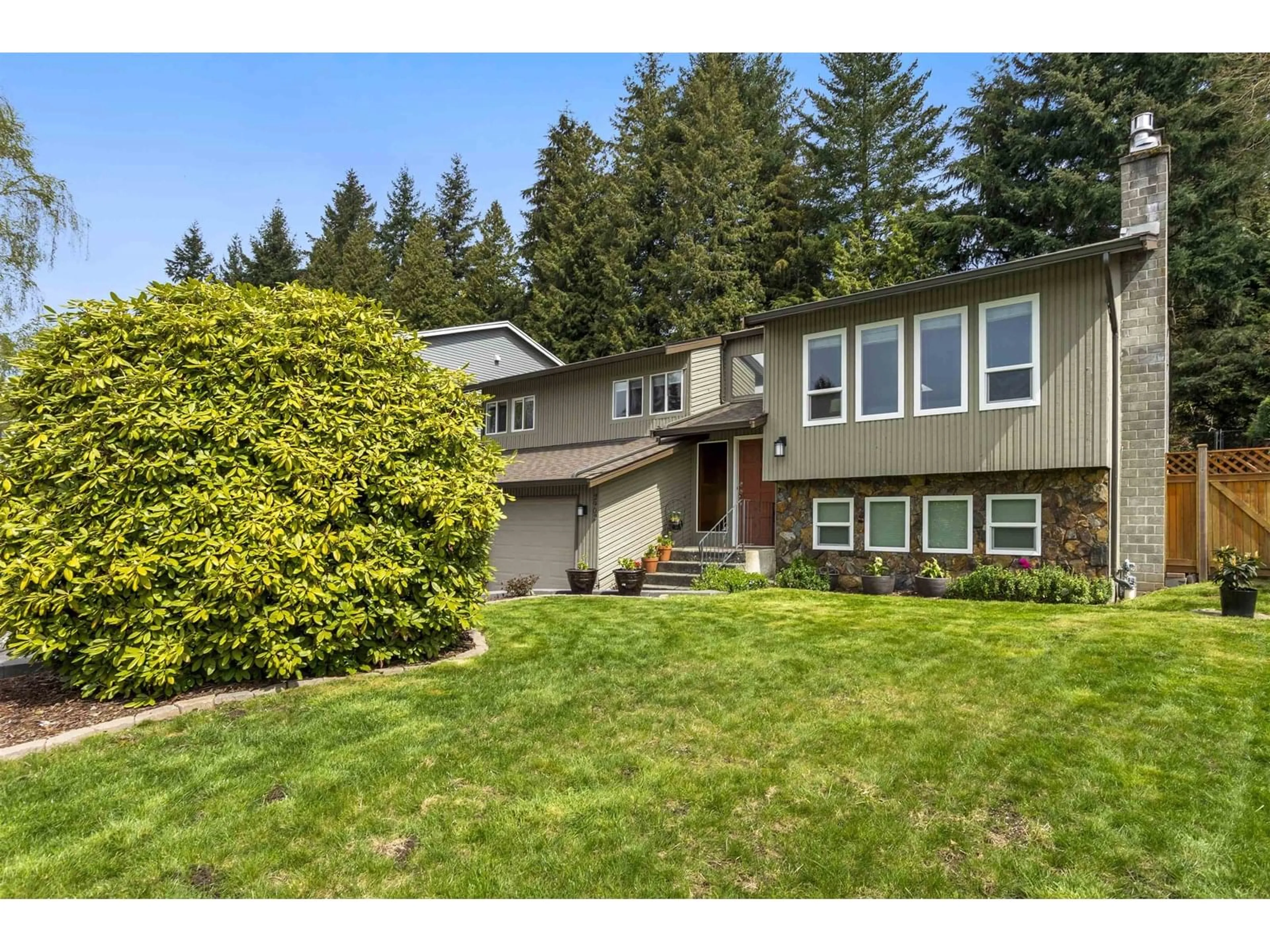 Home with vinyl exterior material, street for 2902 MCBRIDE, Abbotsford British Columbia V3G1G9