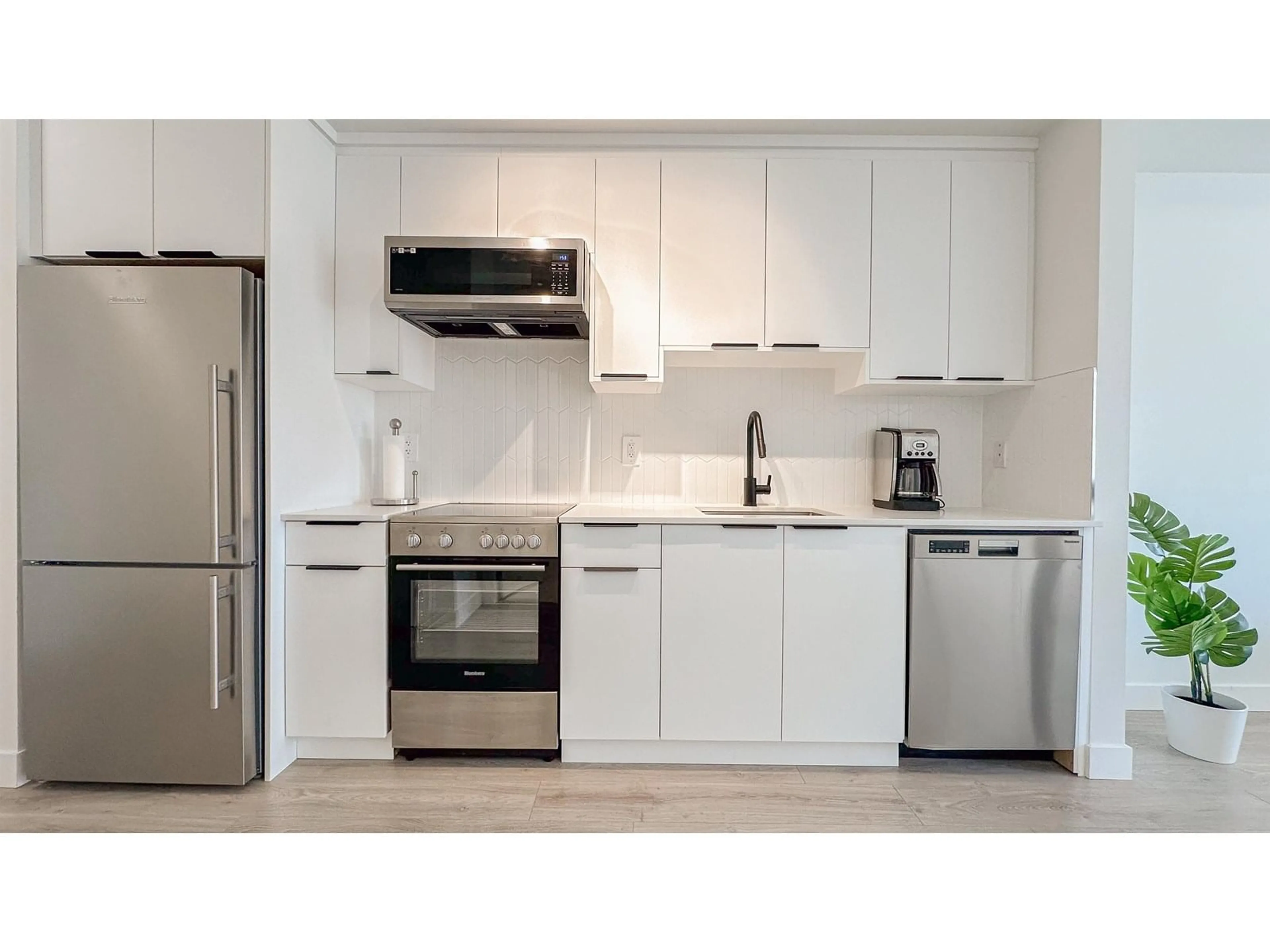 Standard kitchen, unknown for 301 - 10616 132, Surrey British Columbia V3T0T3