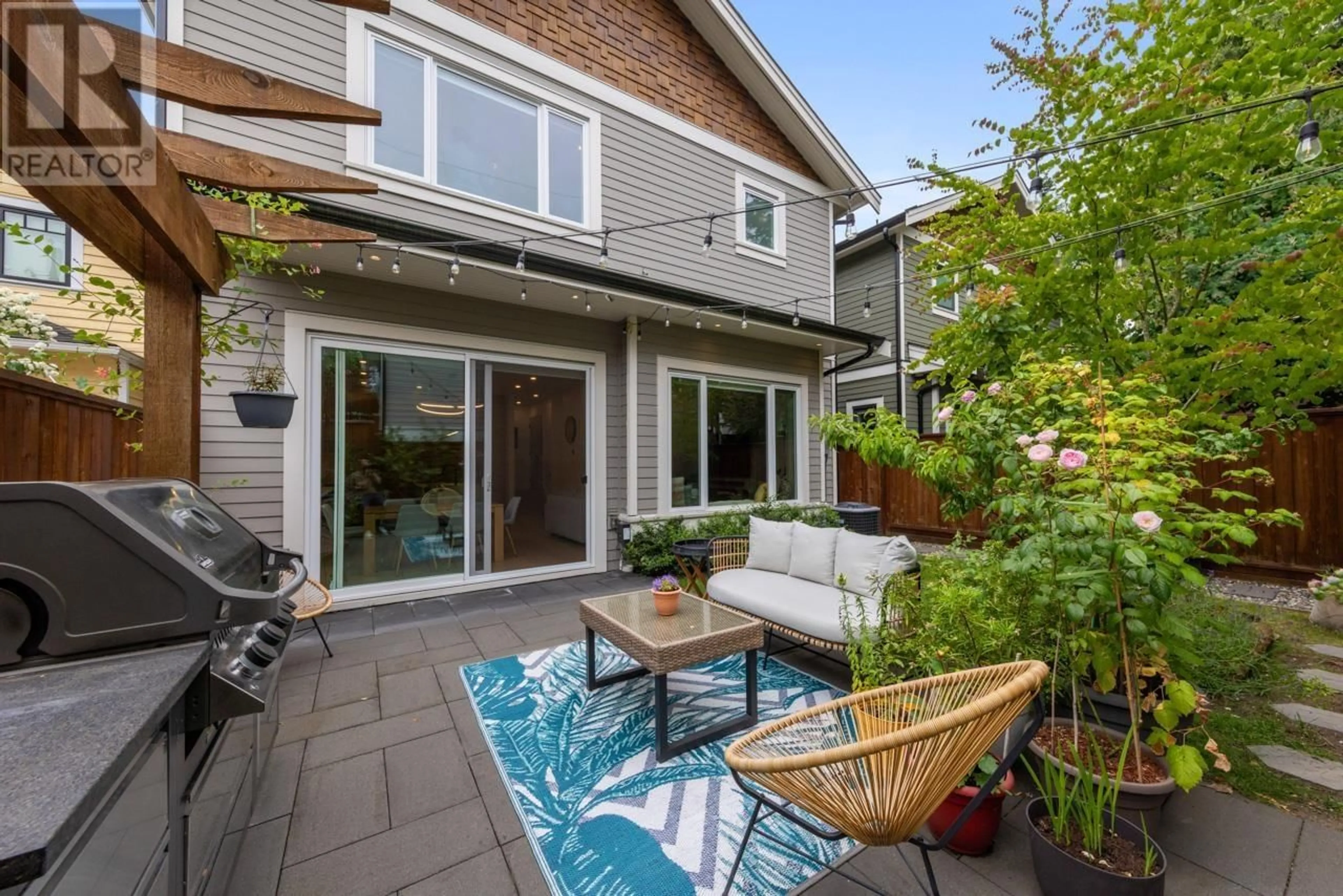 Patio, street for 2075 6TH AVENUE, Vancouver British Columbia V5N1P8