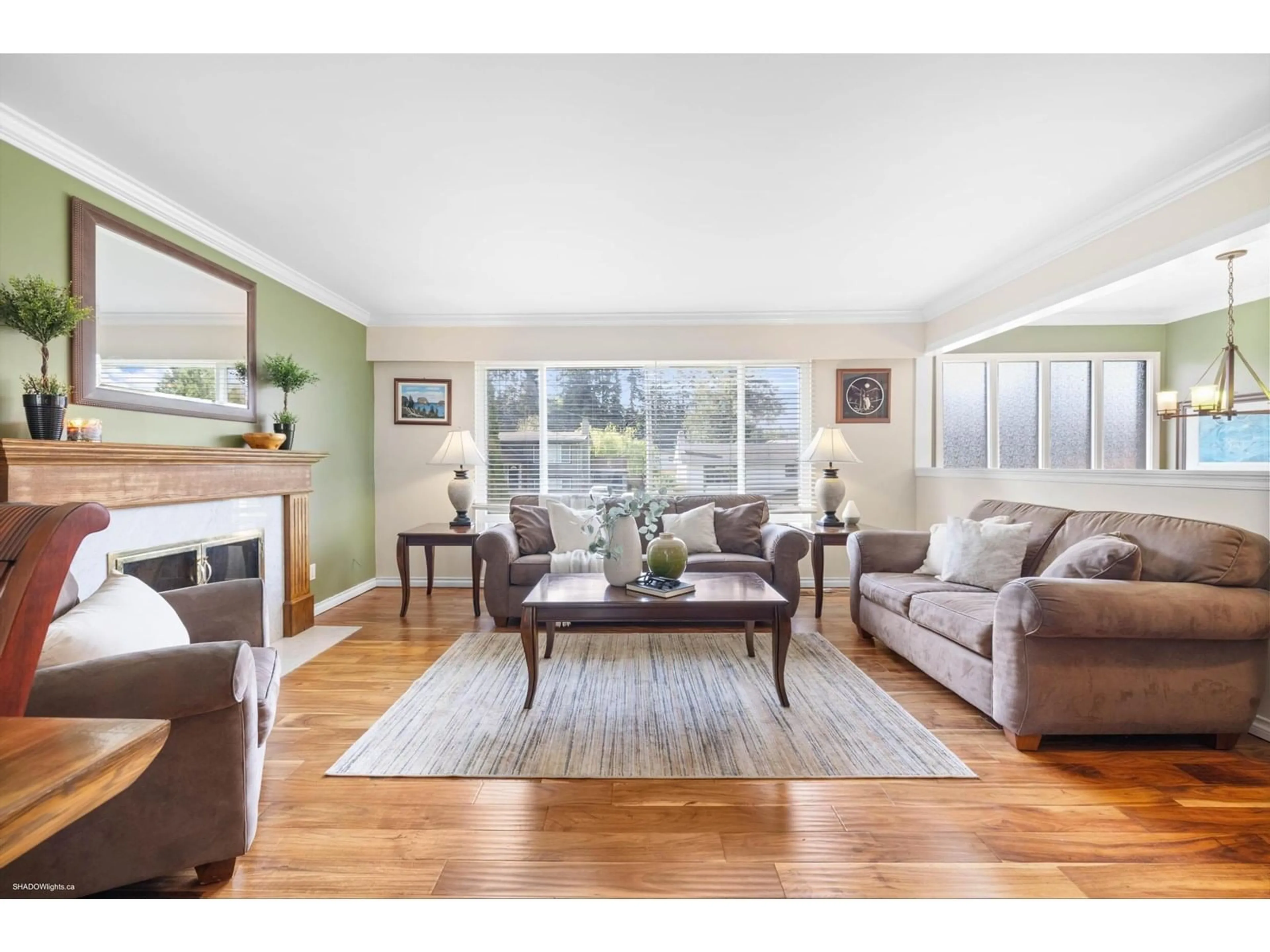 Living room with furniture, wood/laminate floor for 11101 72A, Delta British Columbia V4C1A2