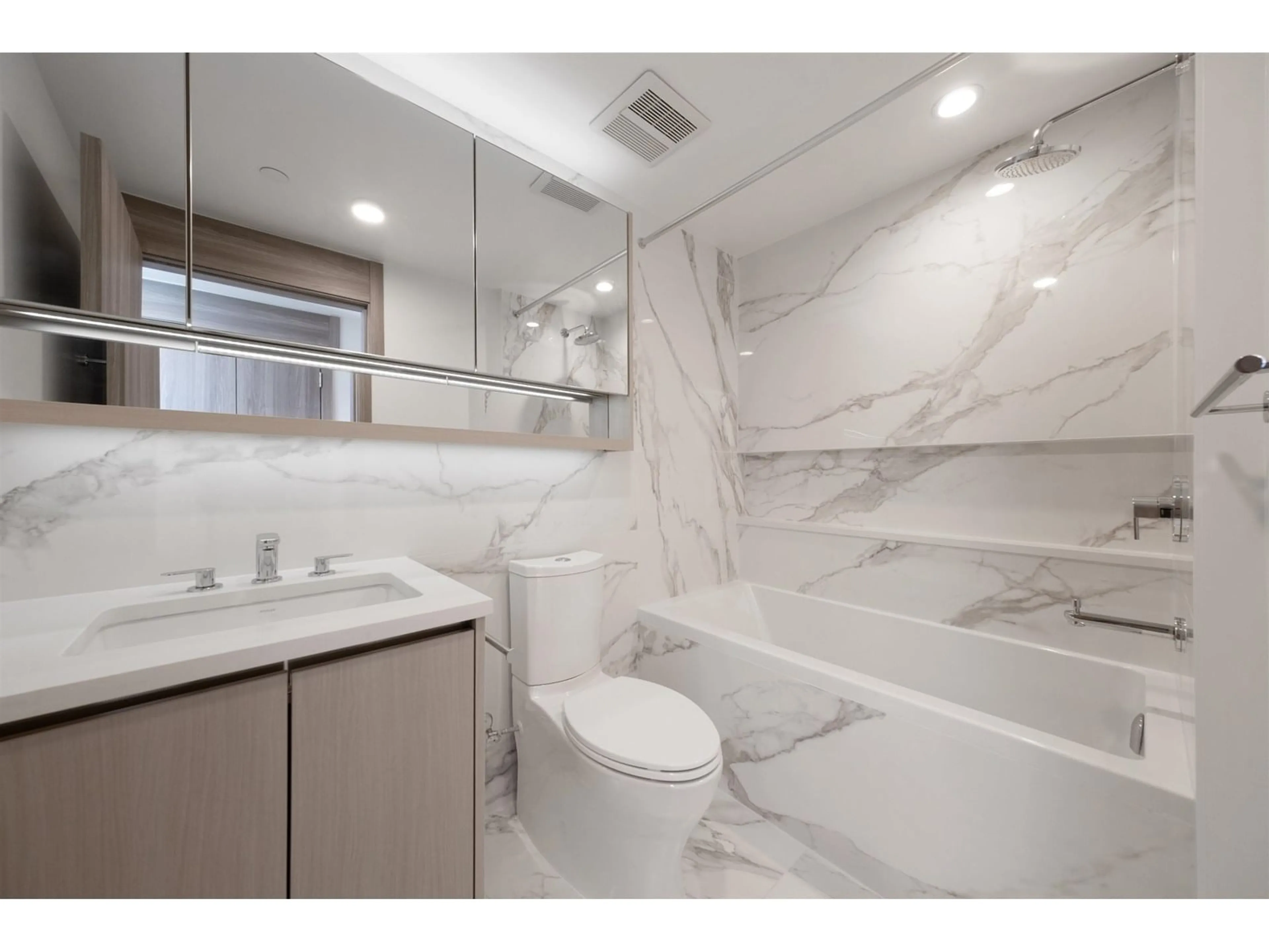 Standard bathroom, ceramic/tile floor for 3105 - 13768 100, Surrey British Columbia V3T0V2