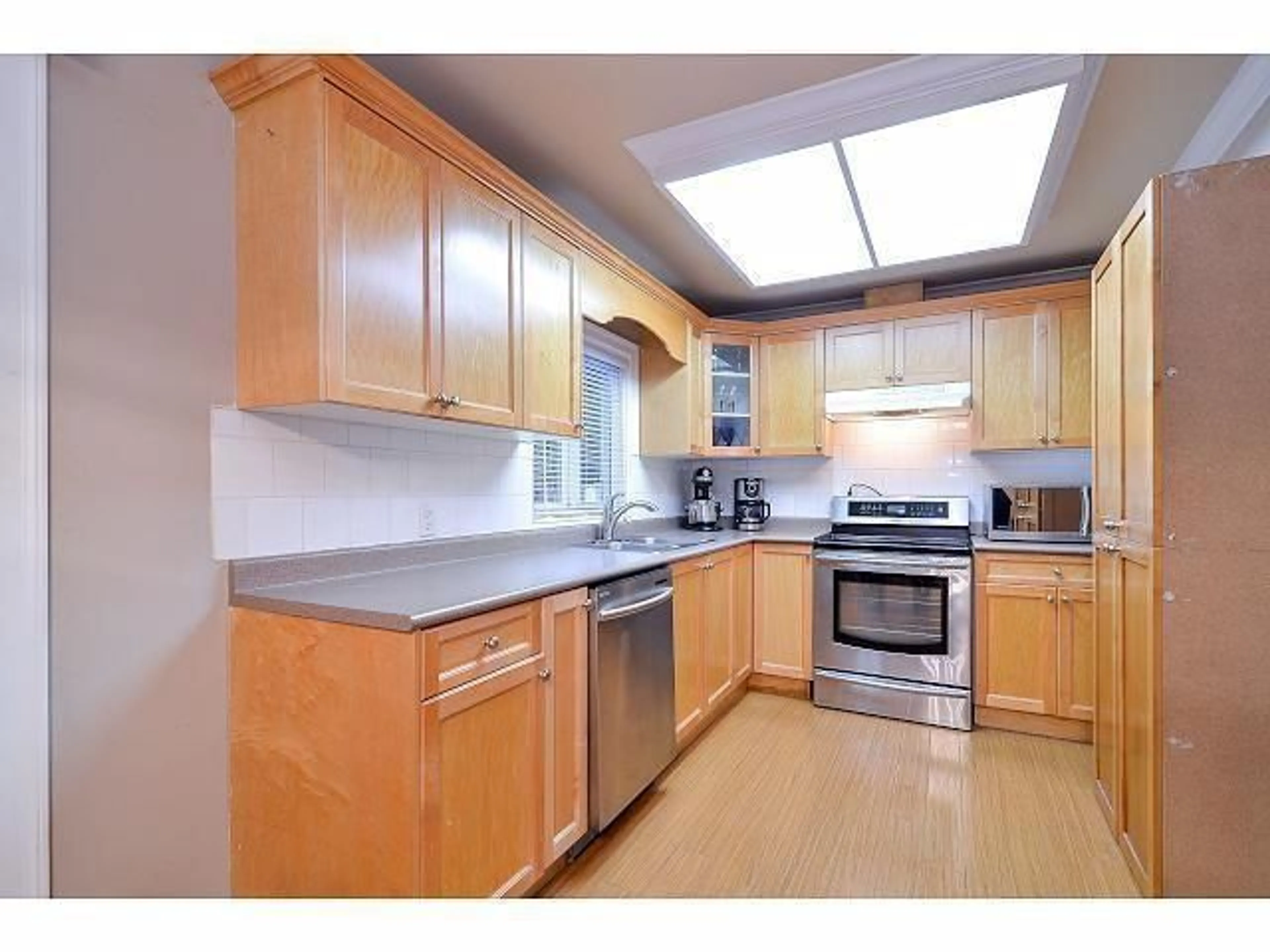 Standard kitchen, unknown for 15149 88, Surrey British Columbia V3S2S6