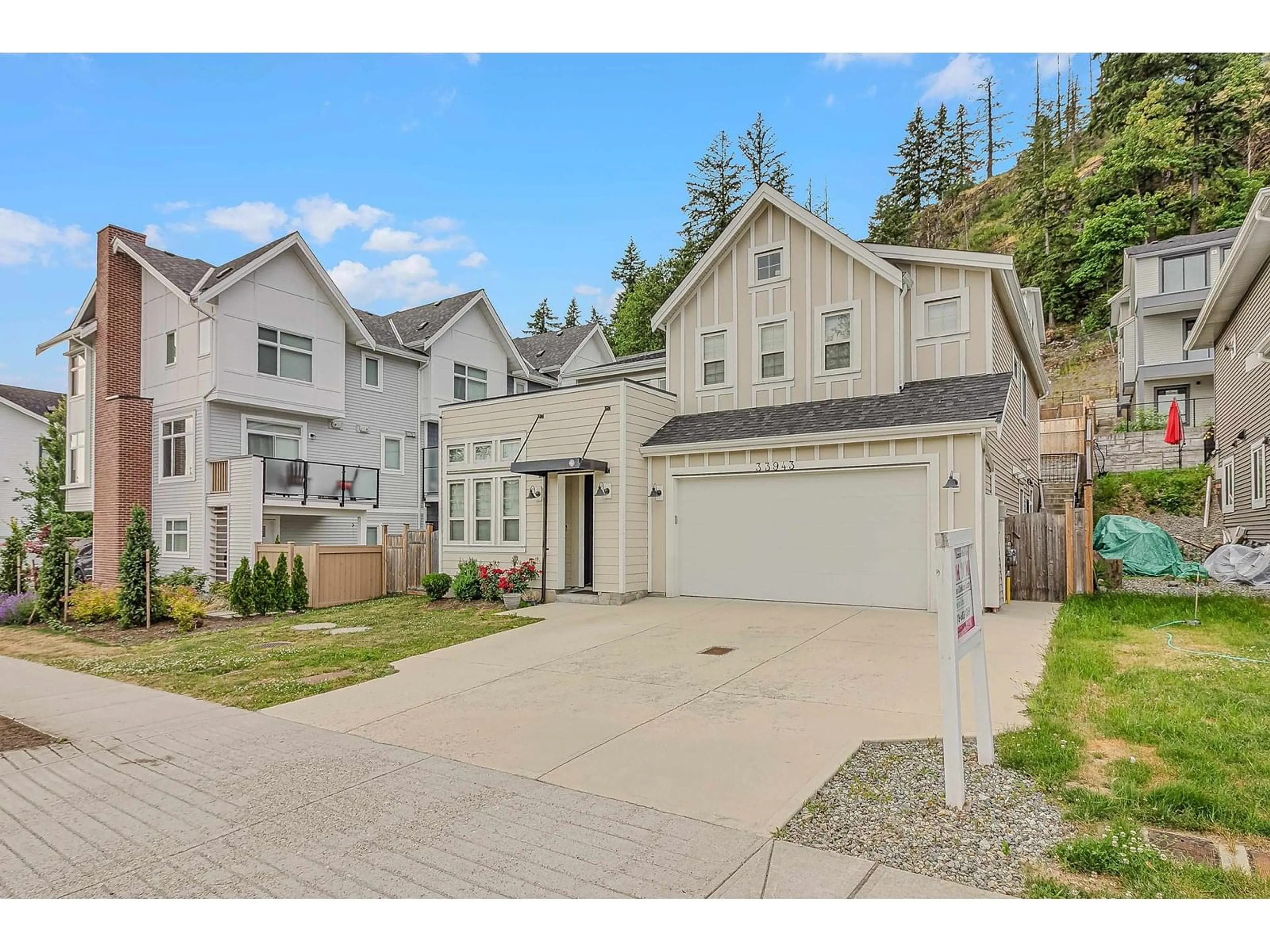 Home with vinyl exterior material, street for 33943 BARKER, Mission British Columbia V2V6B2