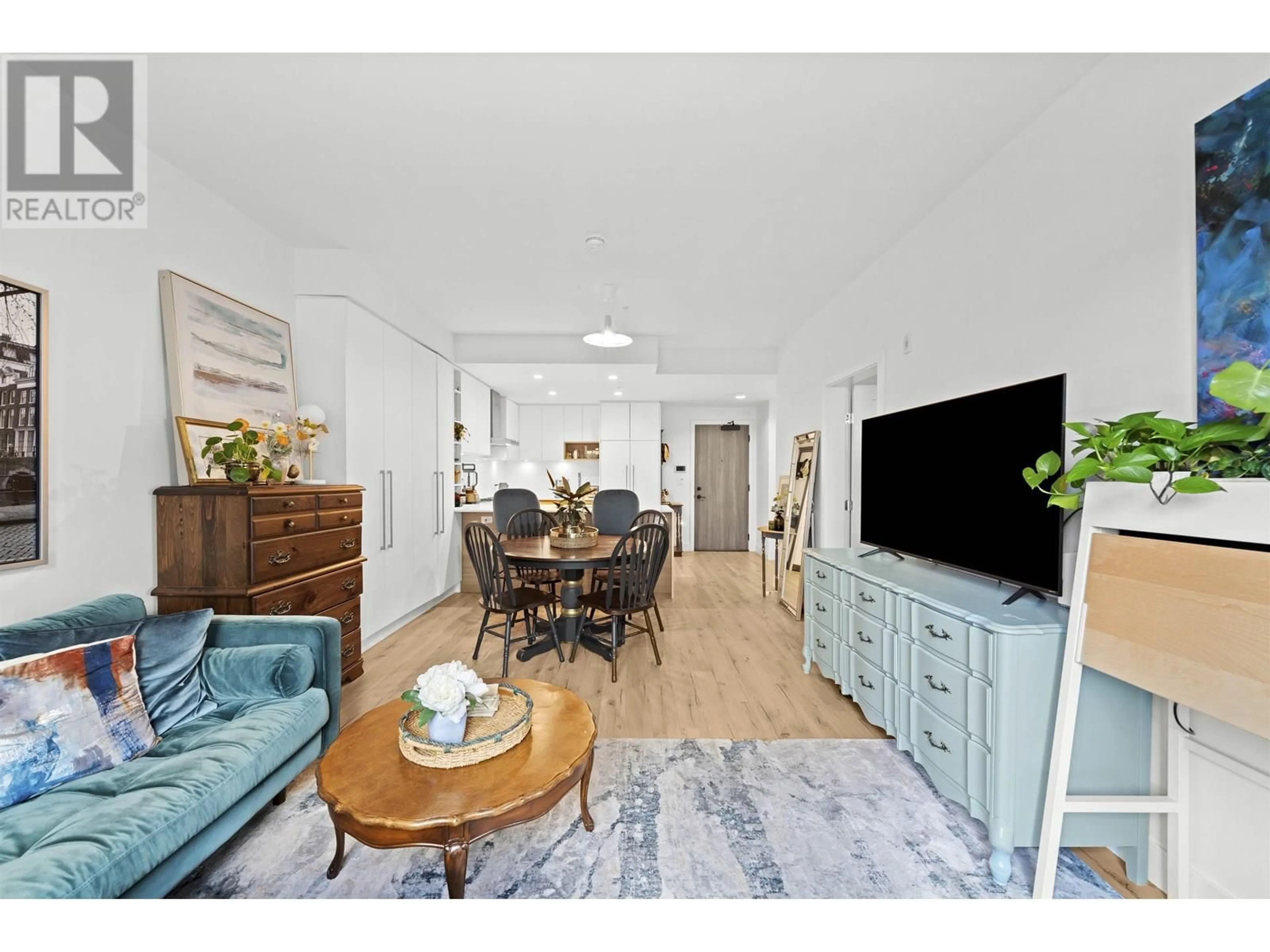 Living room with furniture, wood/laminate floor for 422 - 3131 MURRAY STREET, Port Moody British Columbia V3H0L9