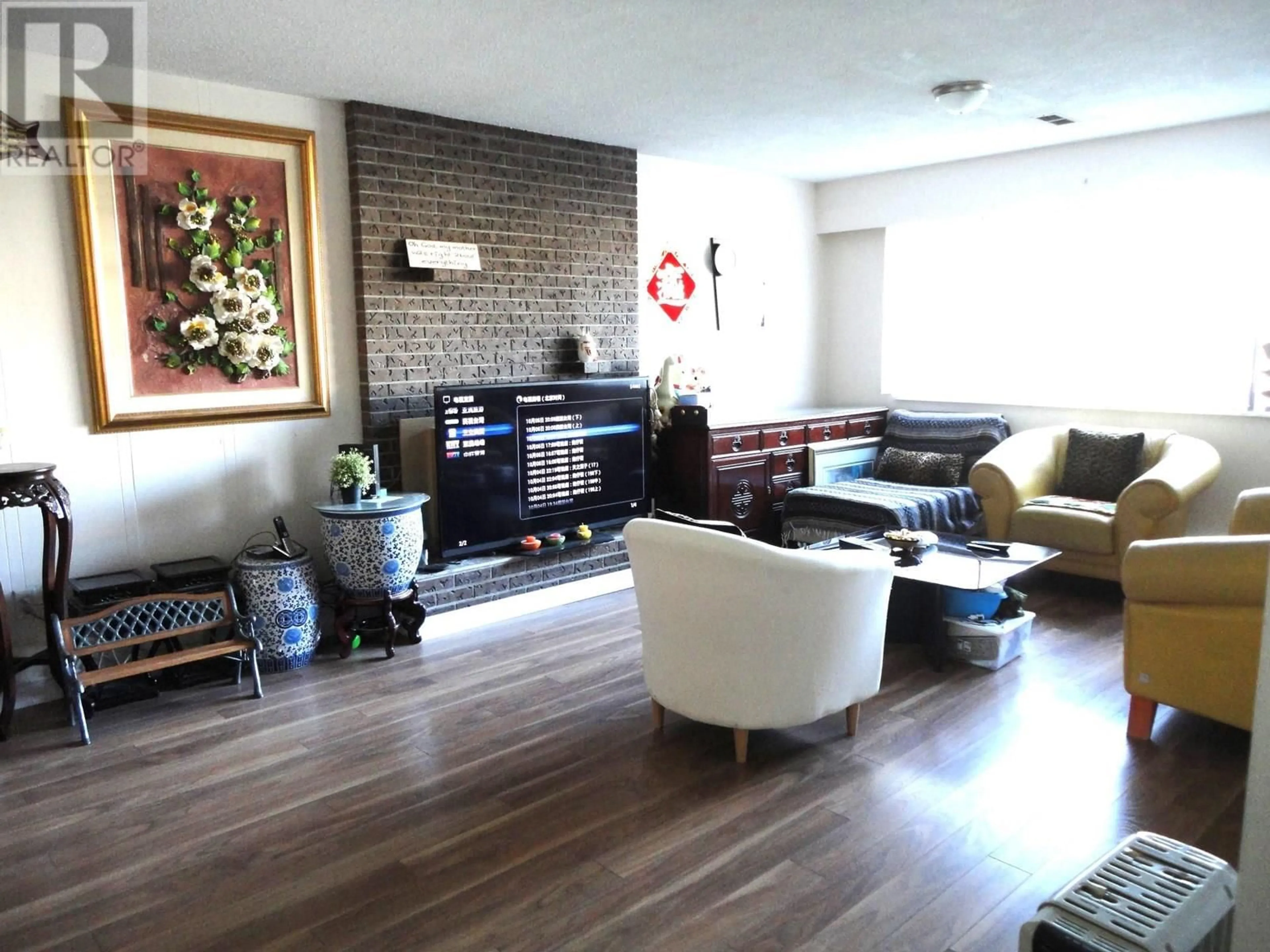 Living room with furniture, wood/laminate floor for 10640 ANAHIM DRIVE, Richmond British Columbia V7A3C5