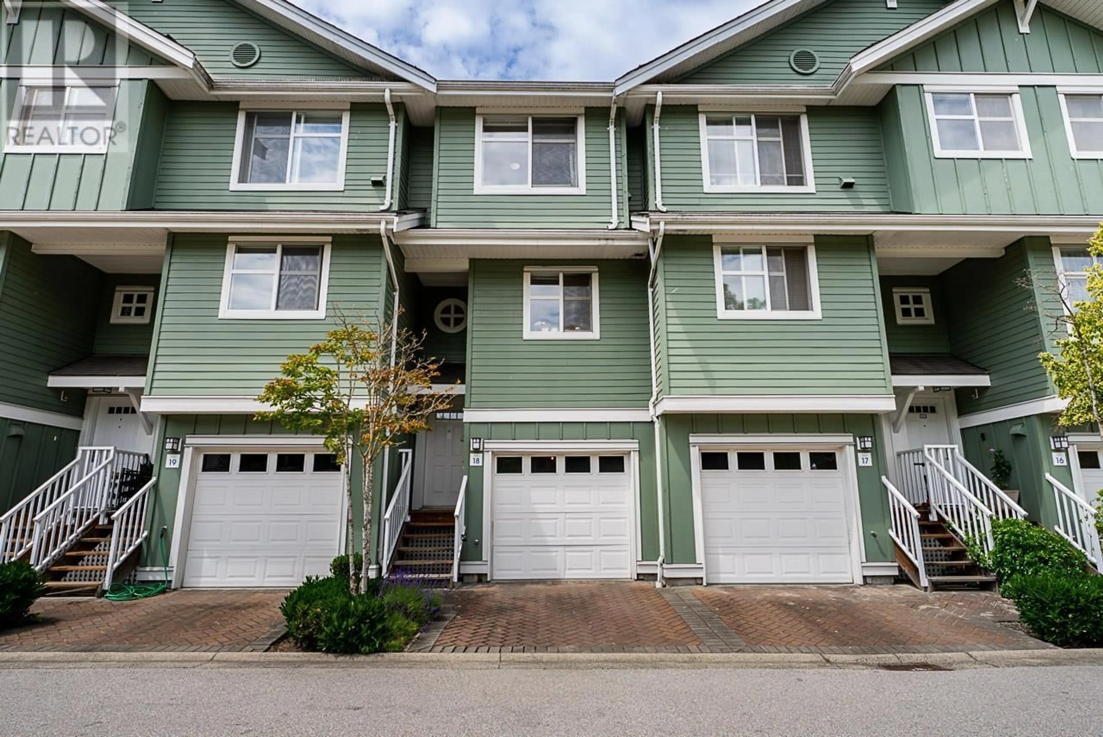 Home with vinyl exterior material, street for 18 - 935 EWEN AVENUE, New Westminster British Columbia V3M0A1