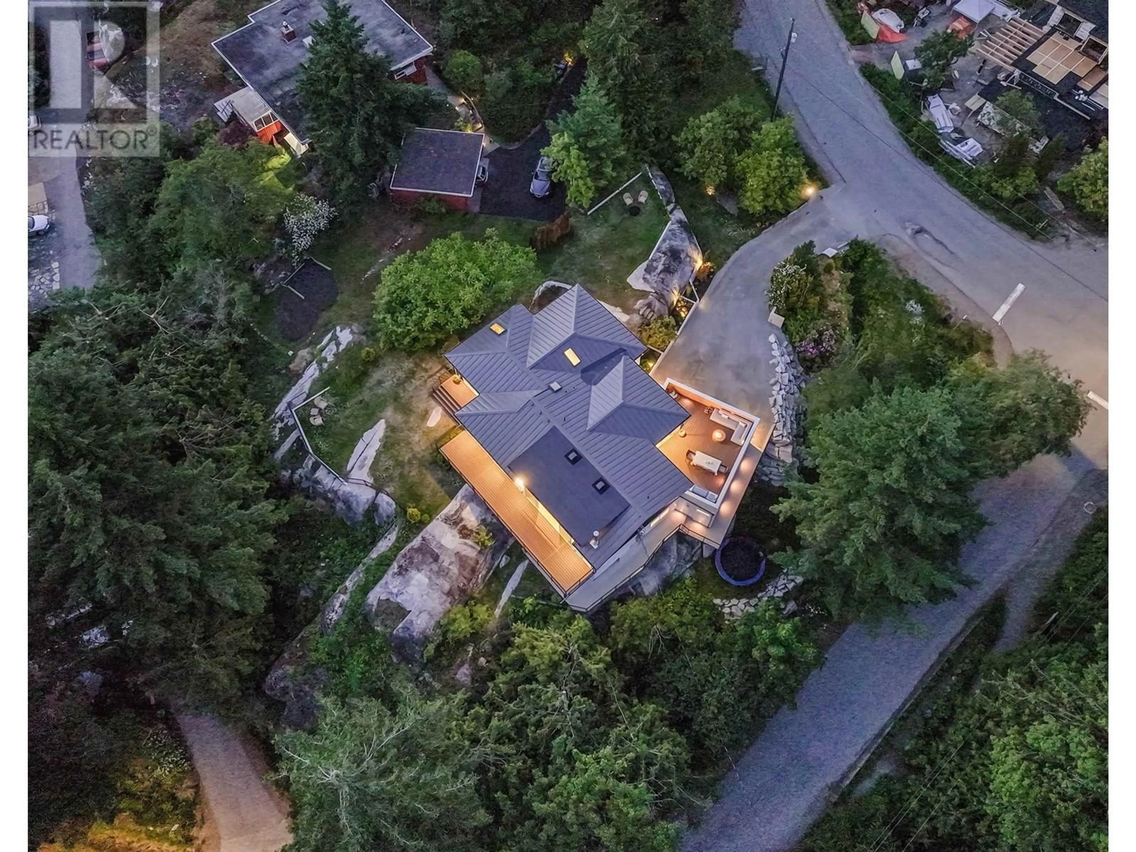 A pic from outside/outdoor area/front of a property/back of a property/a pic from drone, street for 38243 VISTA CRESCENT, Squamish British Columbia V8B0X1