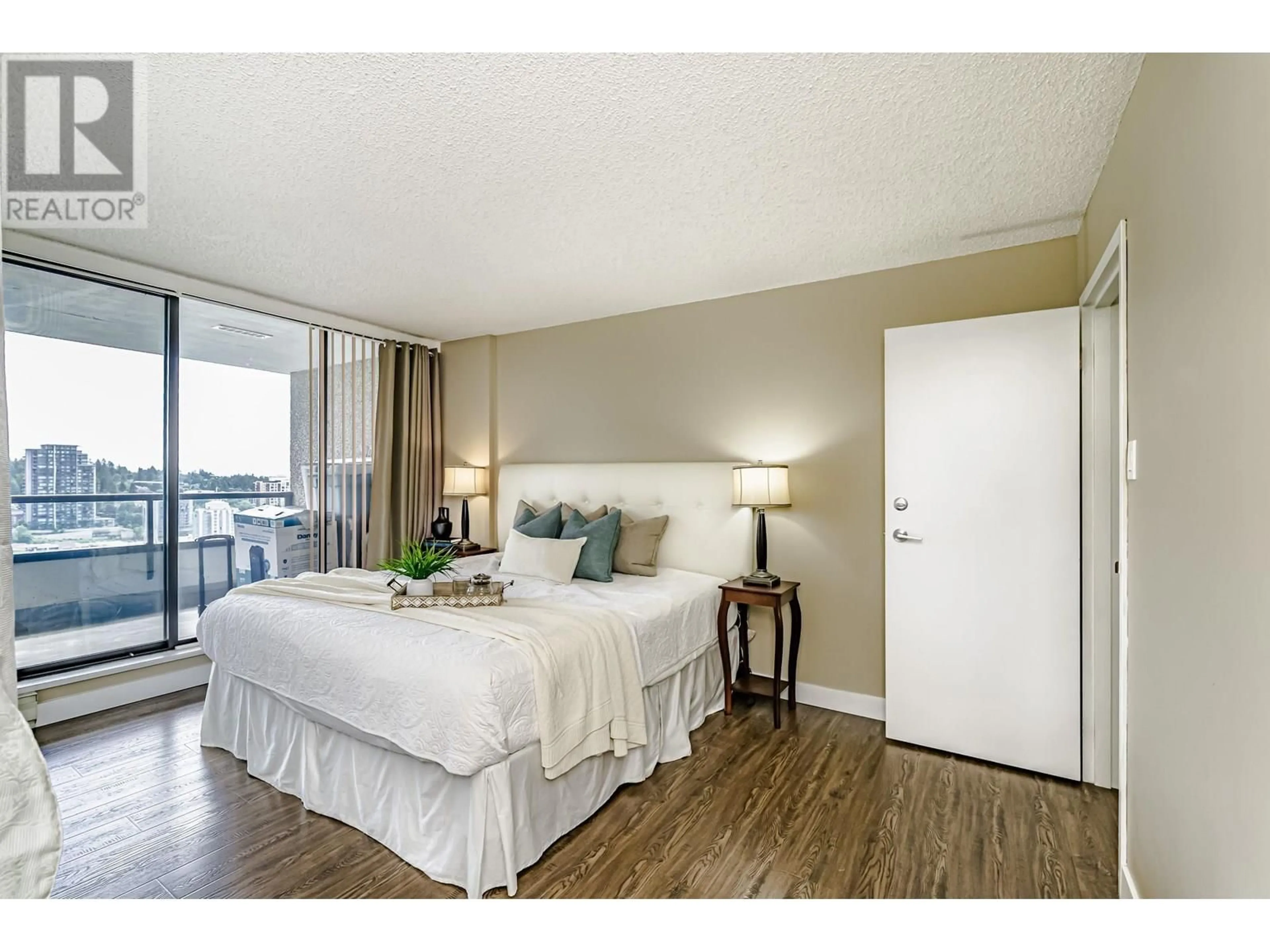 Bedroom with bed, wood/laminate floor for 2403 - 9521 CARDSTON, Burnaby British Columbia V3N4R8