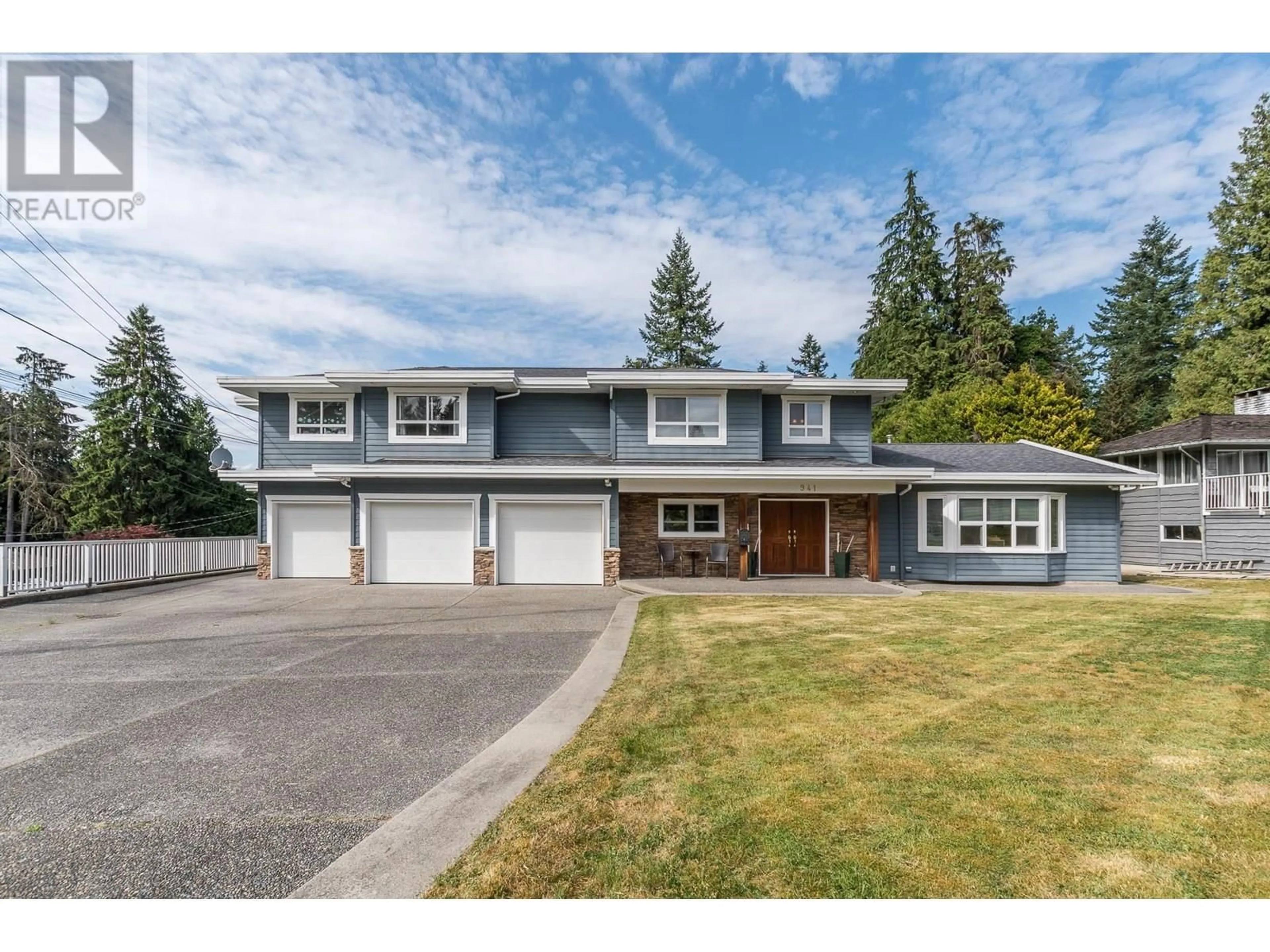 Home with vinyl exterior material, street for 941 SELKIRK CRESCENT, Coquitlam British Columbia V3J6E4