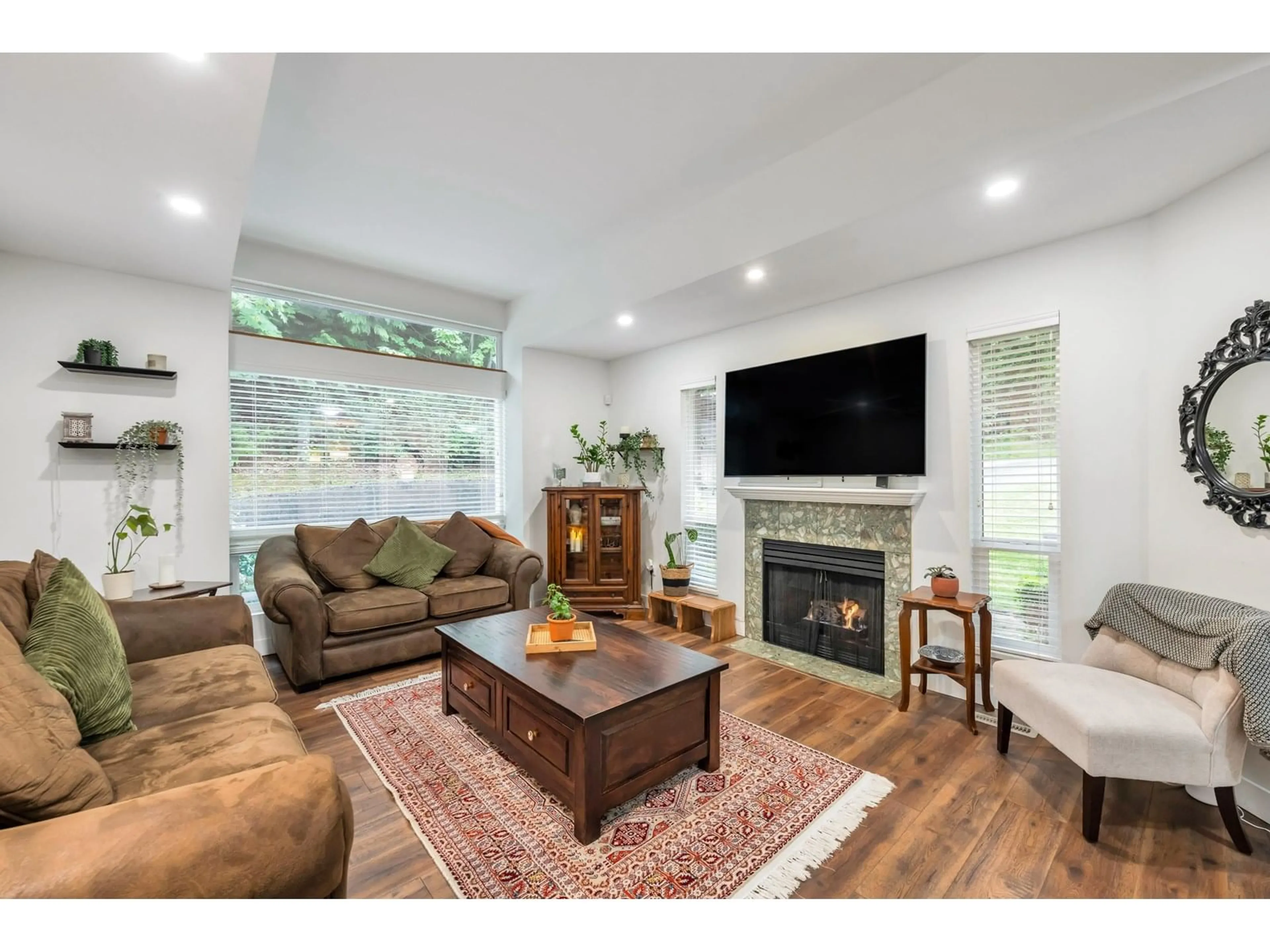 Living room with furniture, wood/laminate floor for 51 - 3902 LATIMER, Abbotsford British Columbia V2S7L5