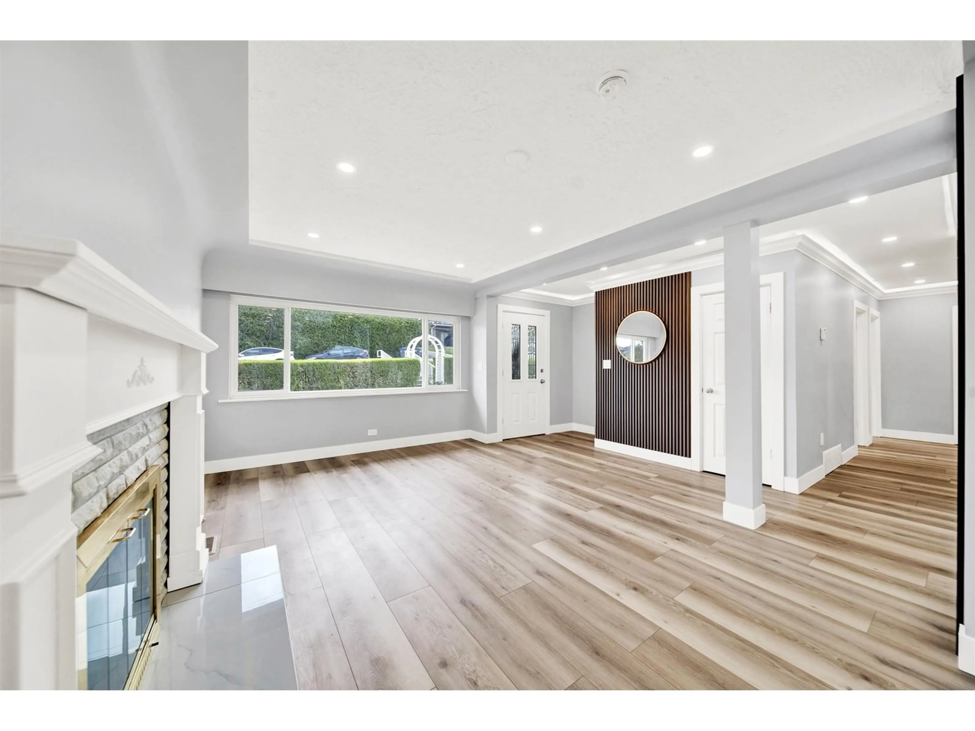 Indoor entryway for 10327 125, Surrey British Columbia V3V4Y6