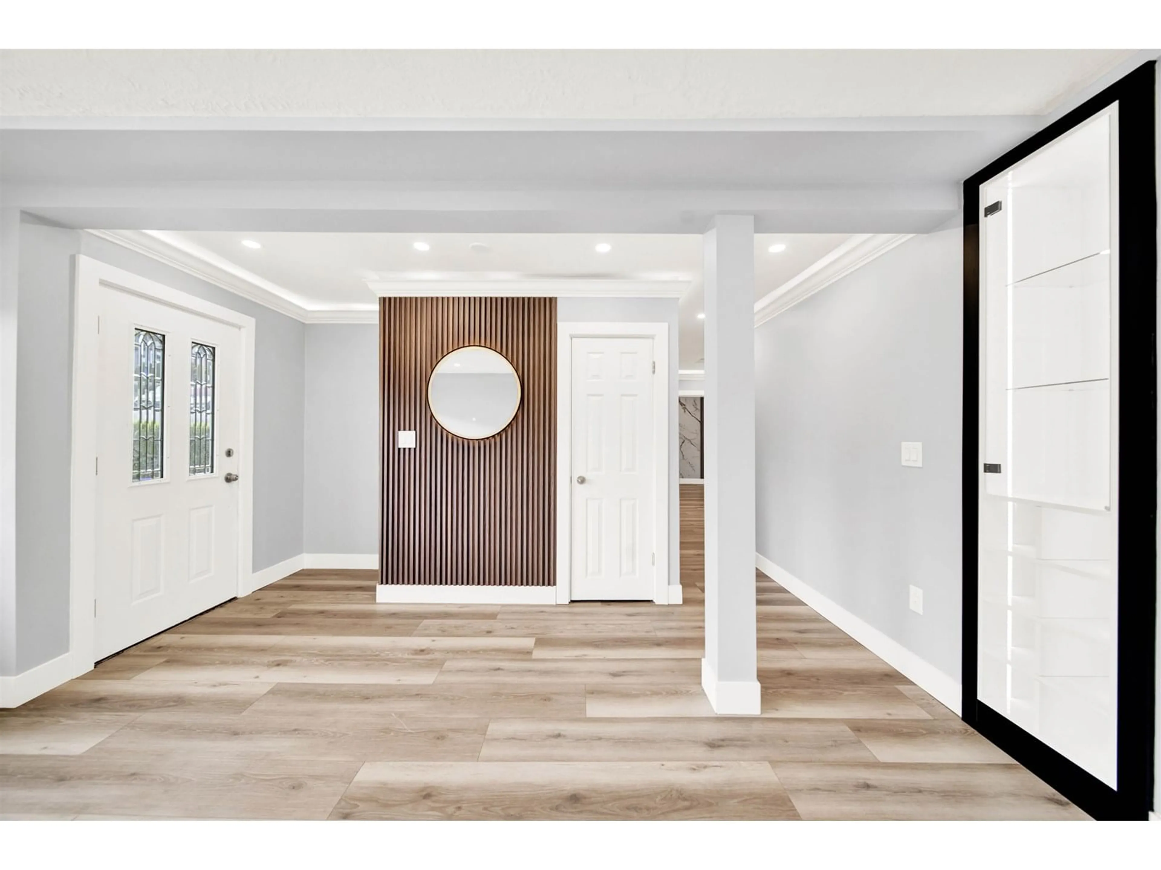 Indoor entryway for 10327 125, Surrey British Columbia V3V4Y6