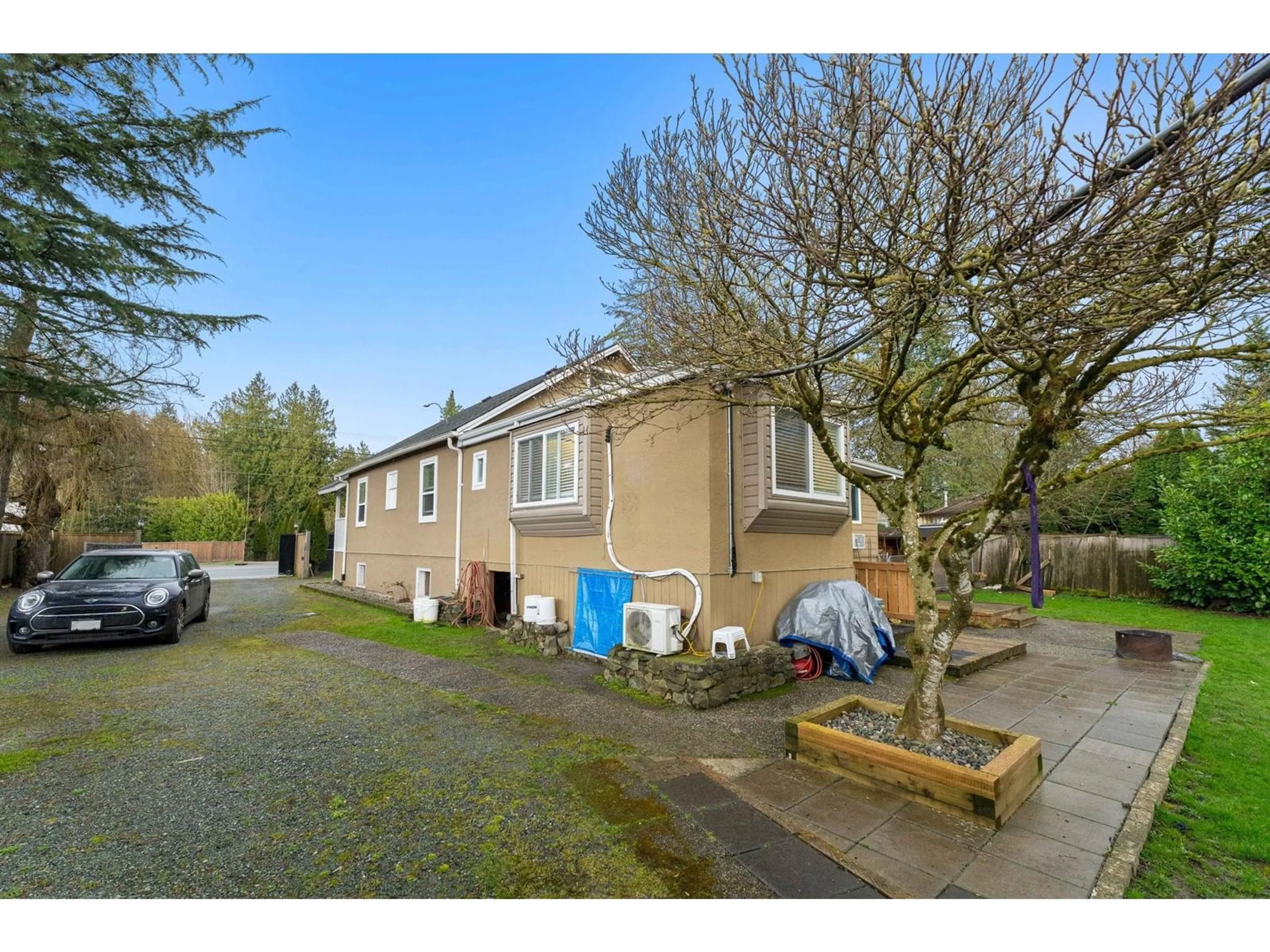 A pic from outside/outdoor area/front of a property/back of a property/a pic from drone, street for 23038 FRASER, Langley British Columbia V2Z2V1