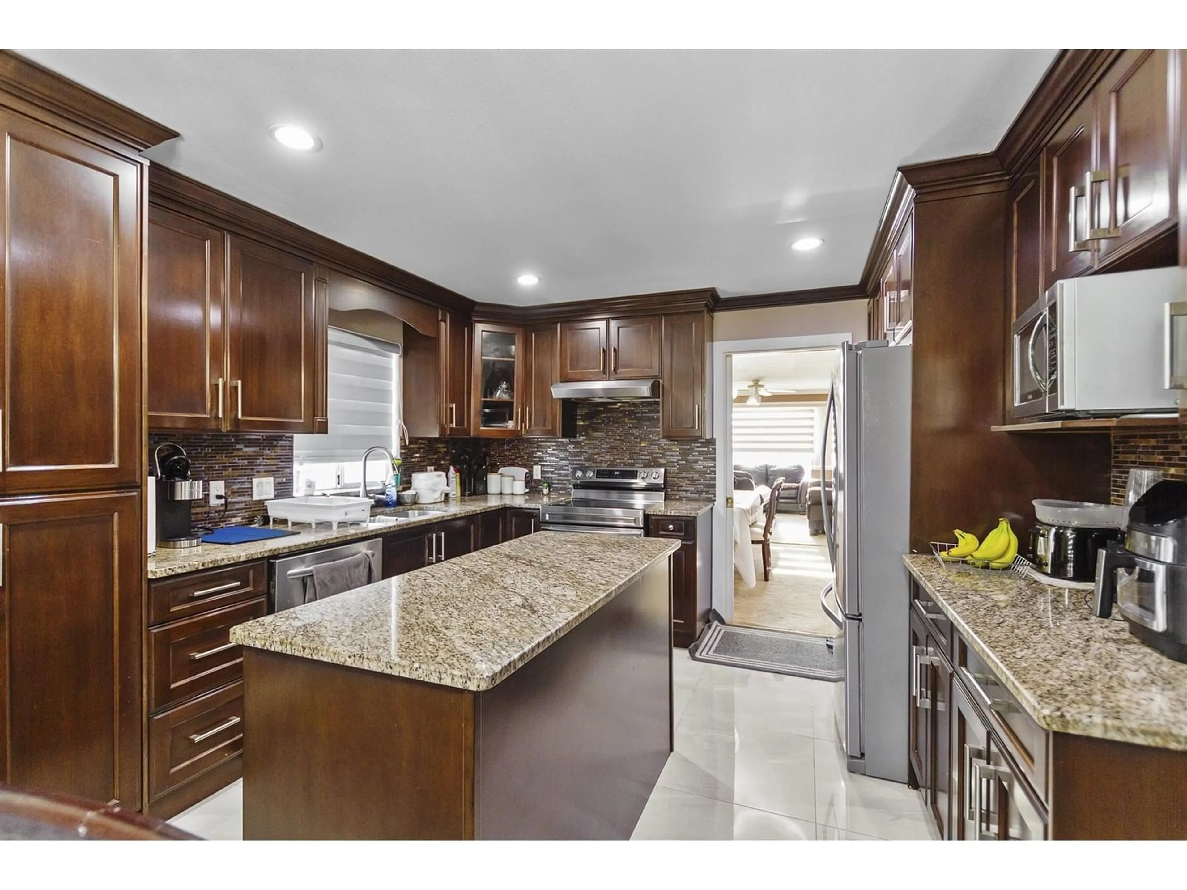Open concept kitchen, ceramic/tile floor for 8448 150A, Surrey British Columbia V3S8J7