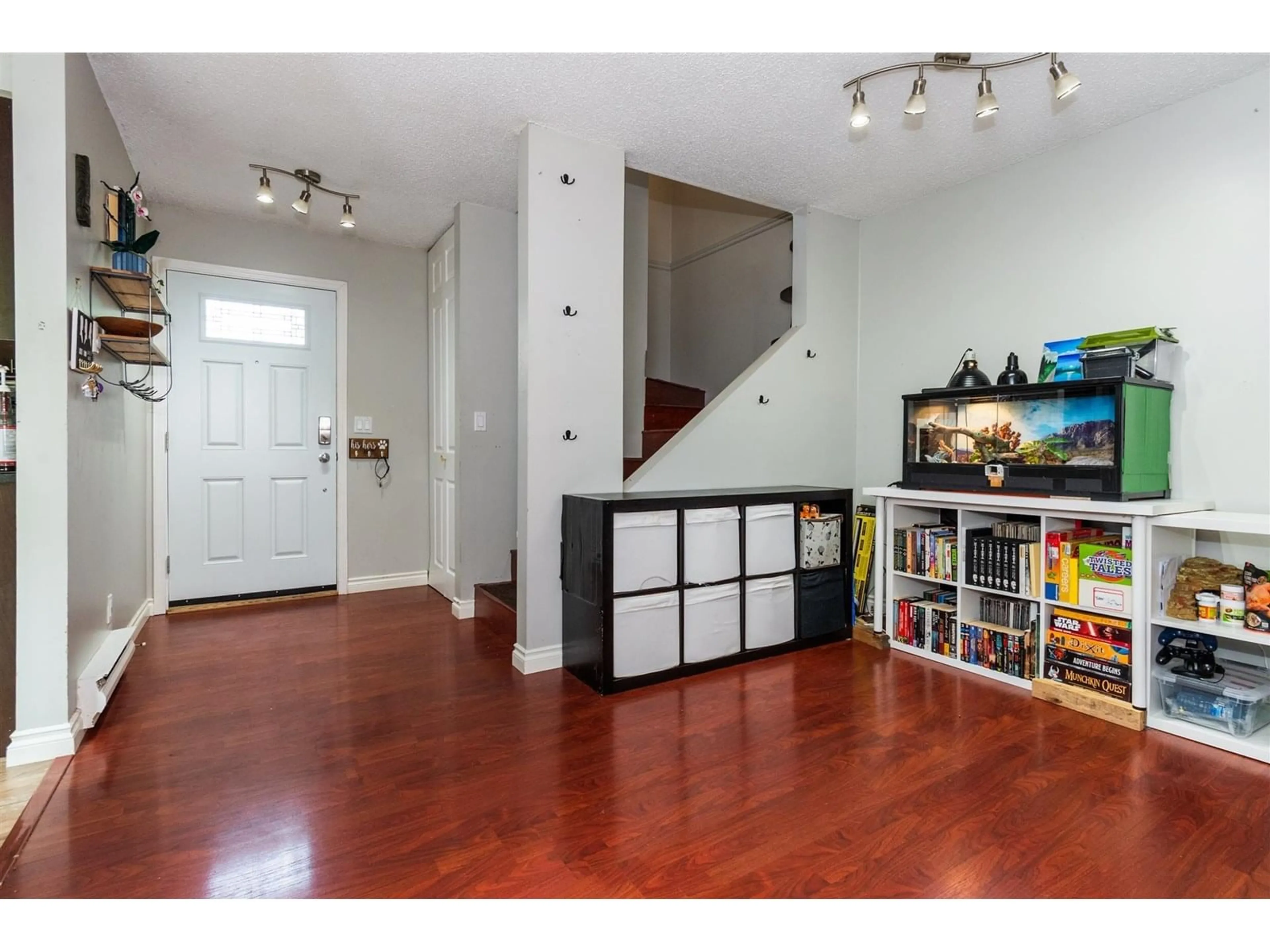 Indoor entryway for 6217 GREENSIDE EAST, Surrey British Columbia V3S5M8