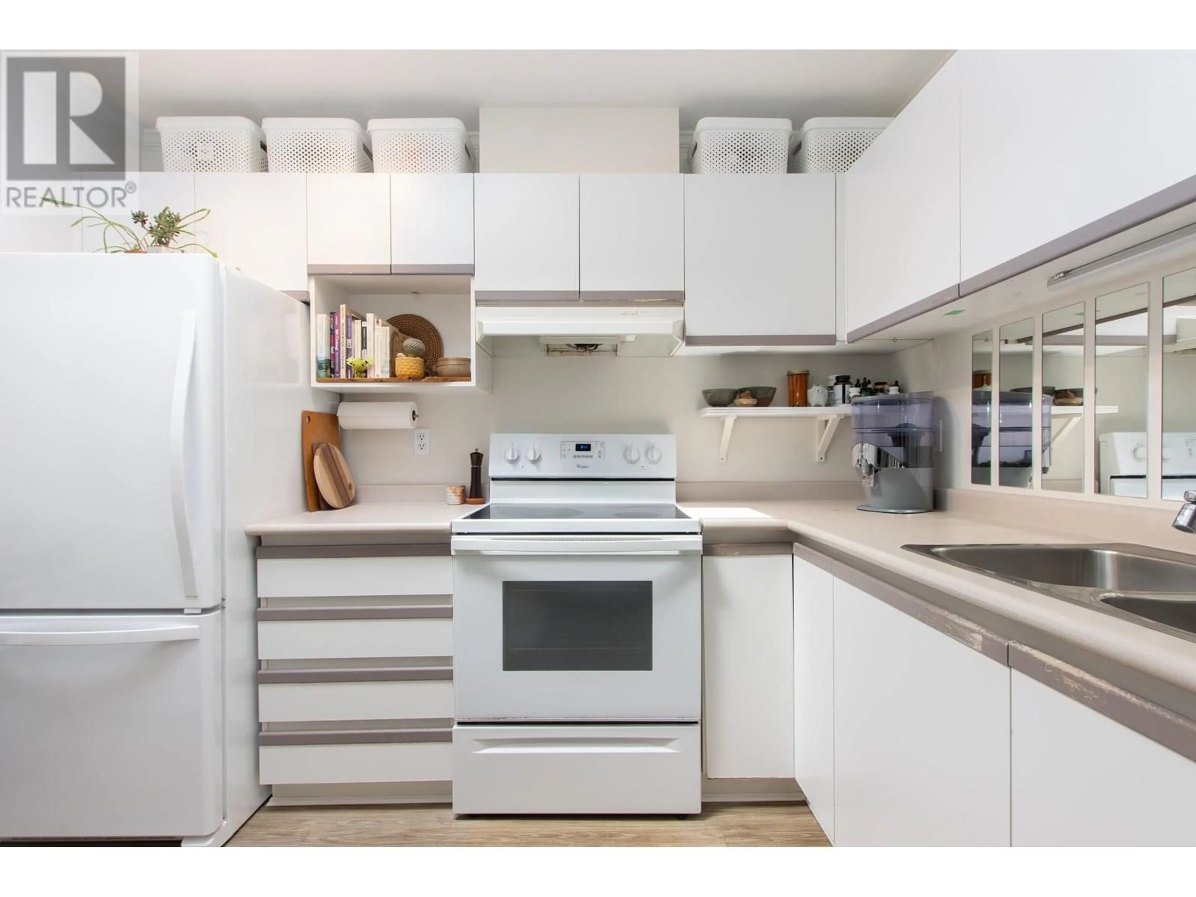 Standard kitchen, unknown for D308 - 40160 WILLOW CRESCENT, Squamish British Columbia V8B0M2
