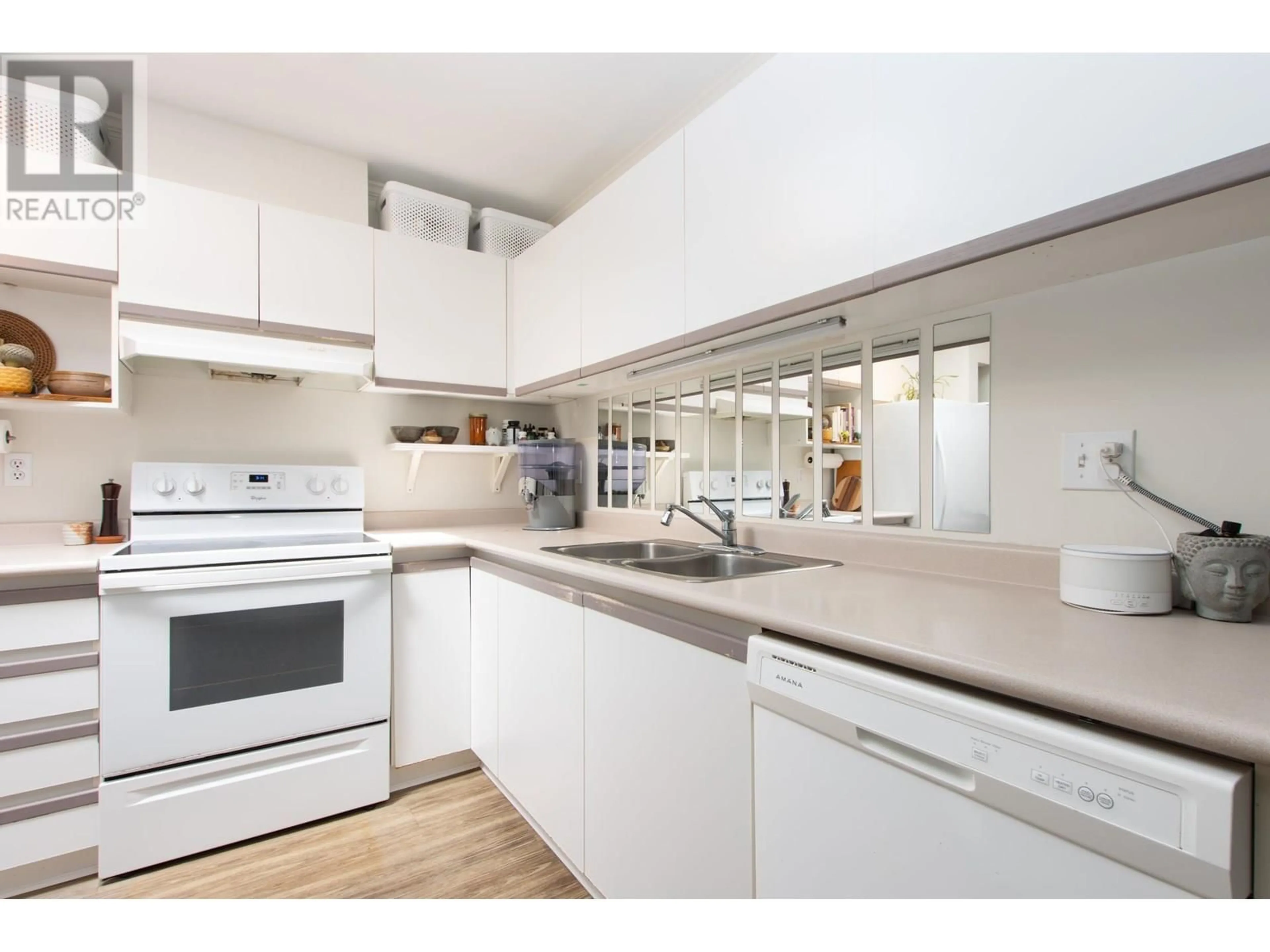 Standard kitchen, unknown for D308 - 40160 WILLOW CRESCENT, Squamish British Columbia V8B0M2