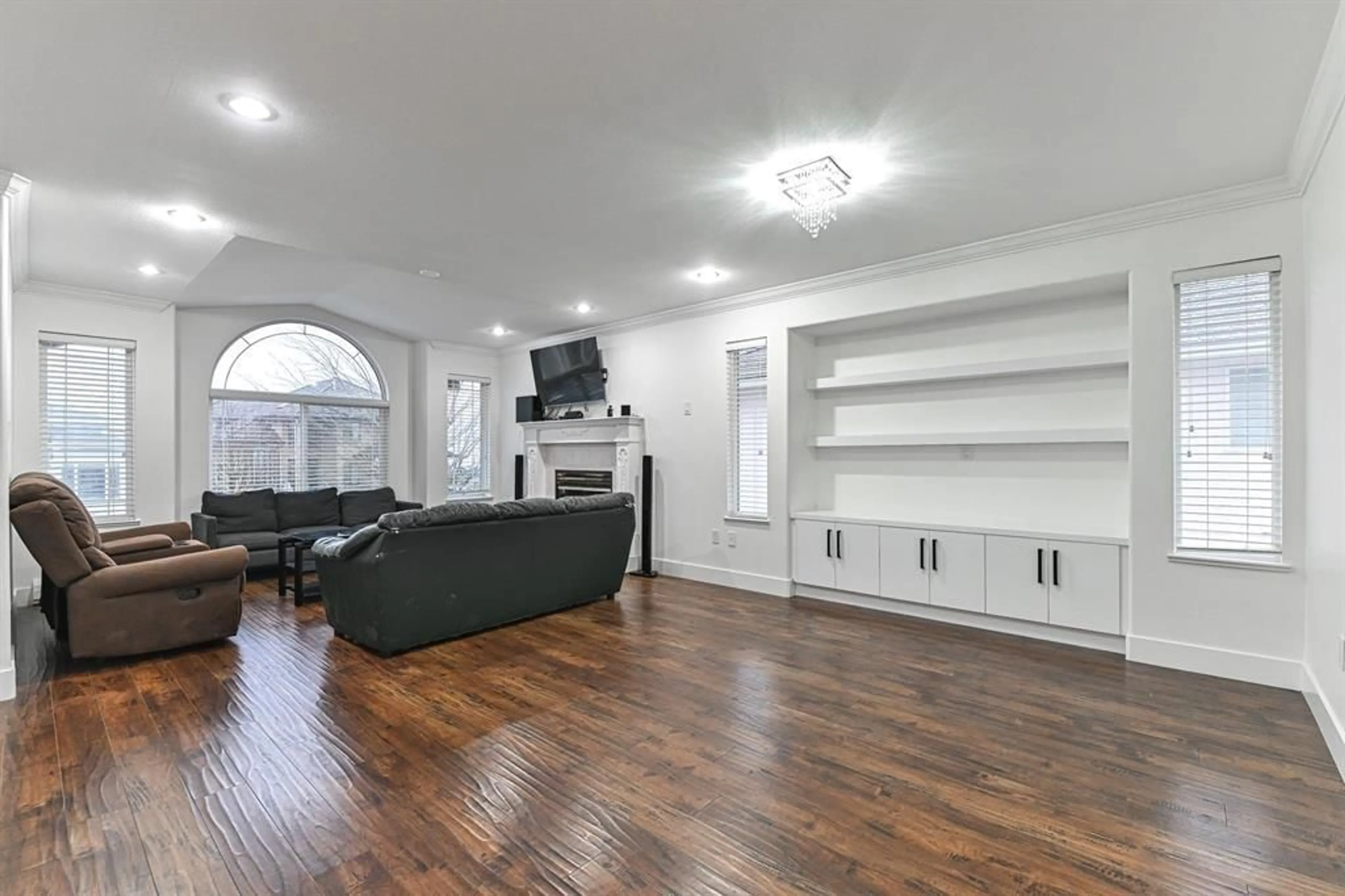 Living room with furniture, wood/laminate floor for 31344 RIDGEVIEW, Abbotsford British Columbia V2T6B3